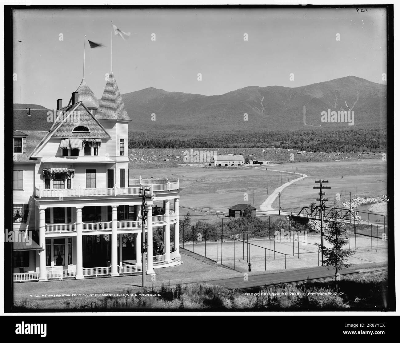 Mt. Washington depuis Mount Pleasant House, White Mountains, C1900. Hôtel construit par John T.G., homme d'affaires Leavitt en 1875. Le moulin à bois de Leavitt était situé près de l'hôtel, et les deux étaient desservis par une ligne de chemin de fer. Notez les courts de tennis à droite. Banque D'Images