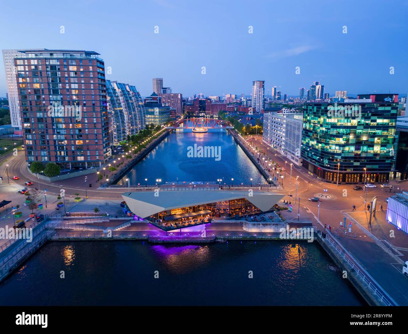 Vue aérienne de la terrasse du bar Alchemist au crépuscule, Salford Quays, Salford, Greater Manchester Banque D'Images