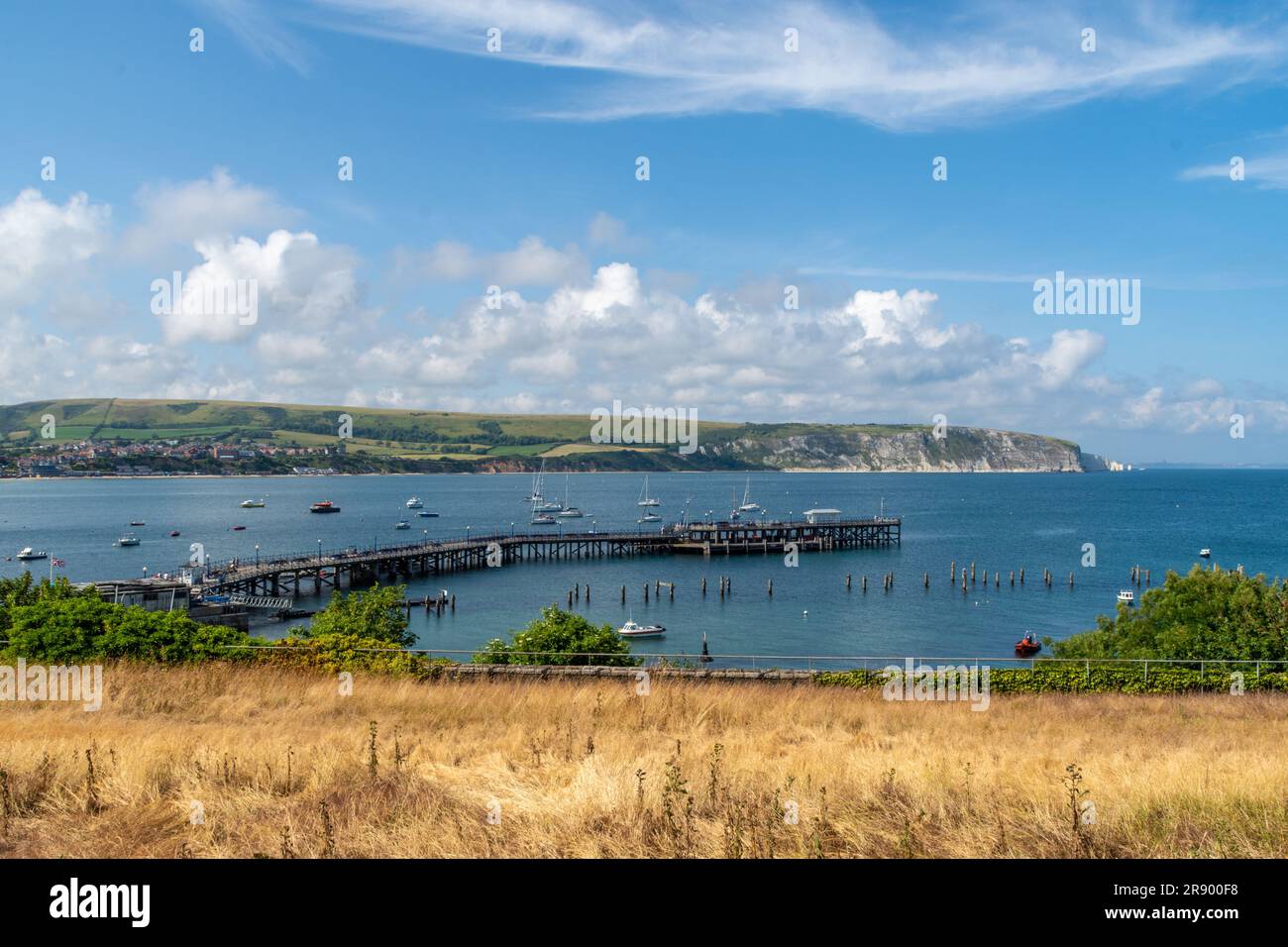 Peveril point, Swanage, Royaume-Uni - 21 juin 2023 : jetée de Swanage et vestiges de l'ancienne jetée avec le Ballard en bas de la baie. Banque D'Images