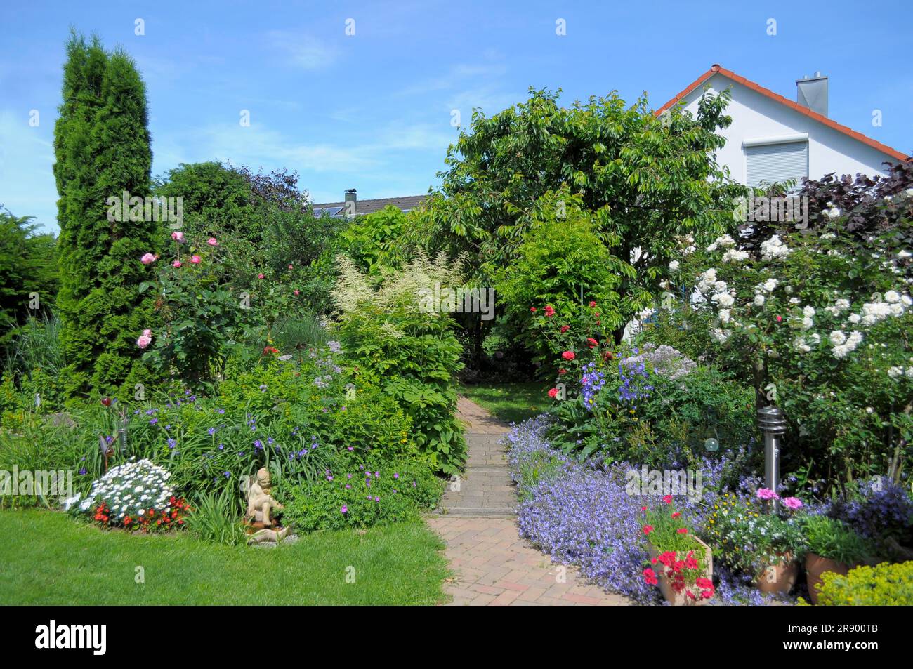 Jardin fleuri en été, maison avec jardin, chemin de jardin Banque D'Images