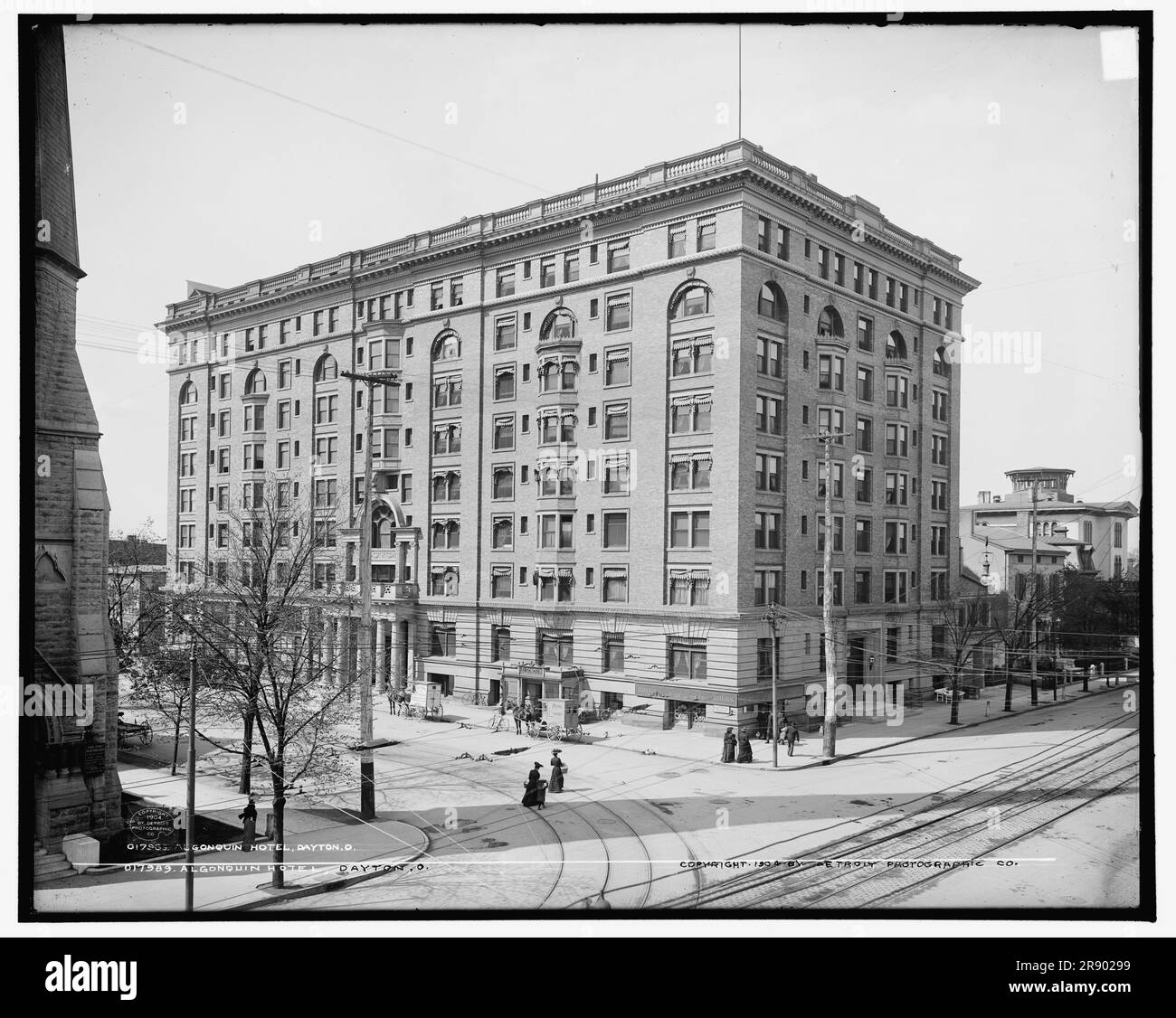 Algonquin Hotel, Dayton, Ohio, c1904. L'hôtel Algonquin, plus tard connu sous le nom d'hôtel Gibbons, a été construit en 1903. Notez les chariots de blanchisserie Troy et Pearl, et la pharmacie vendant des sodas. Banque D'Images