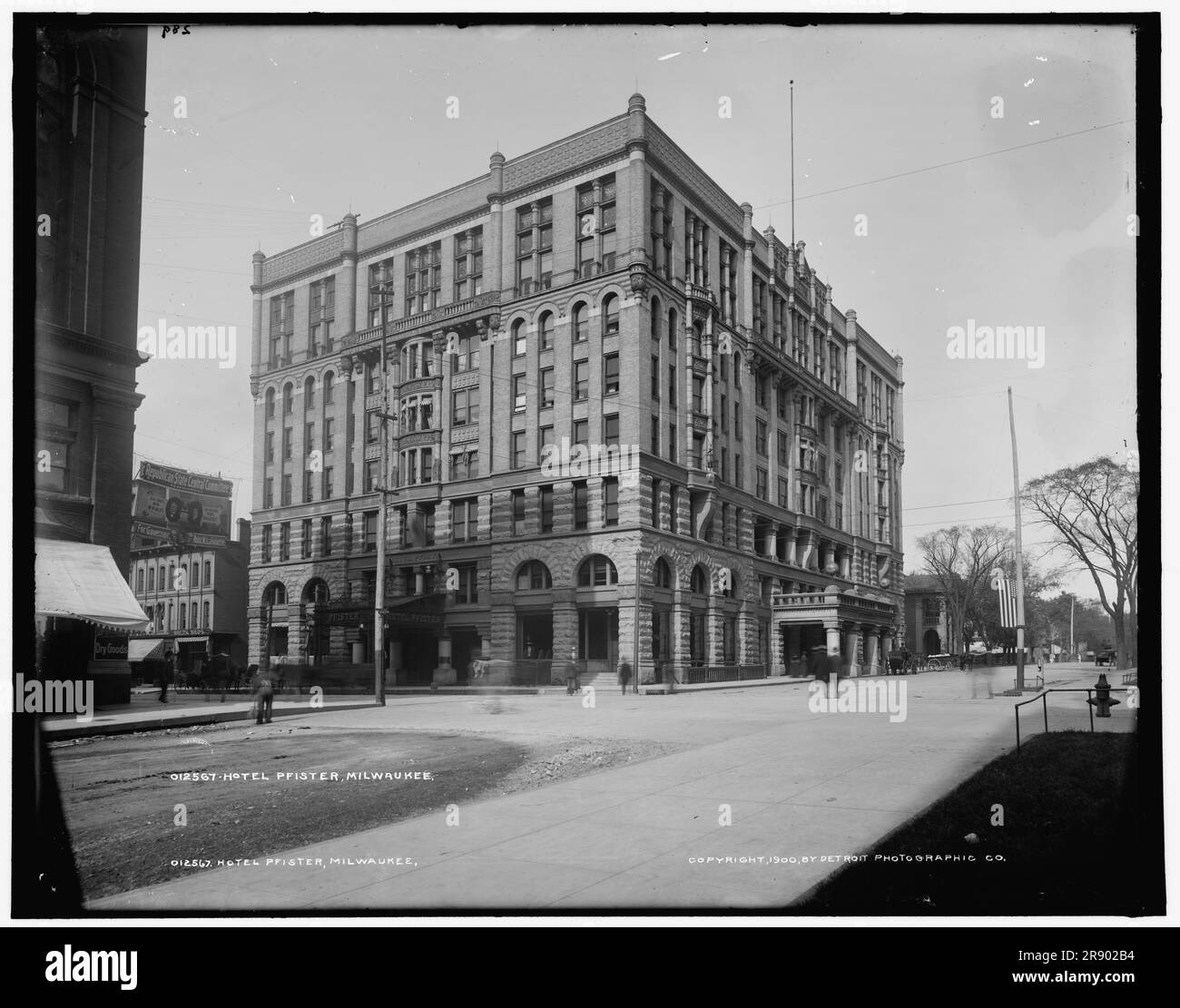 Hotel Pfister, Milwaukee, C1900. Le Pfister, vision de l'homme d'affaires Guido Pfister et de son fils Charles, a été conçu par Charles Koch et a ouvert ses portes en 1893. Il a fait l'enorgueils d'innovations révolutionnaires telles que l'ignifugation, l'électricité dans tout l'hôtel et les commandes de thermostat individuelles dans chaque chambre. Prenez note du siège du Comité central de l'État républicain à côté. Banque D'Images