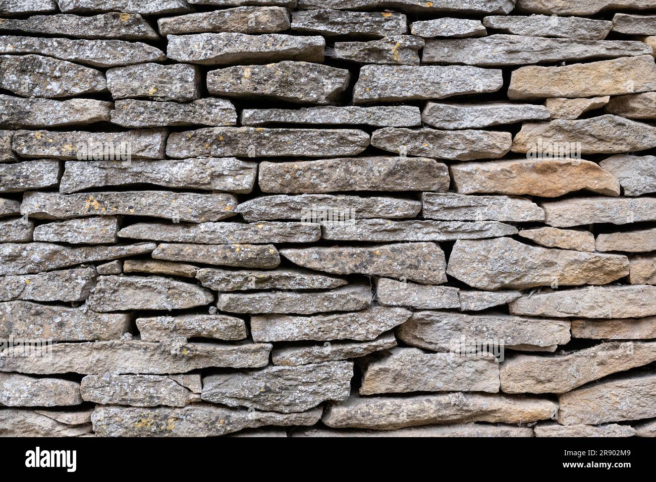 Les dalles de pierre s'empilent pour former un mur, Cotswolds, Gloucestershire, Angleterre, Grande-Bretagne Banque D'Images