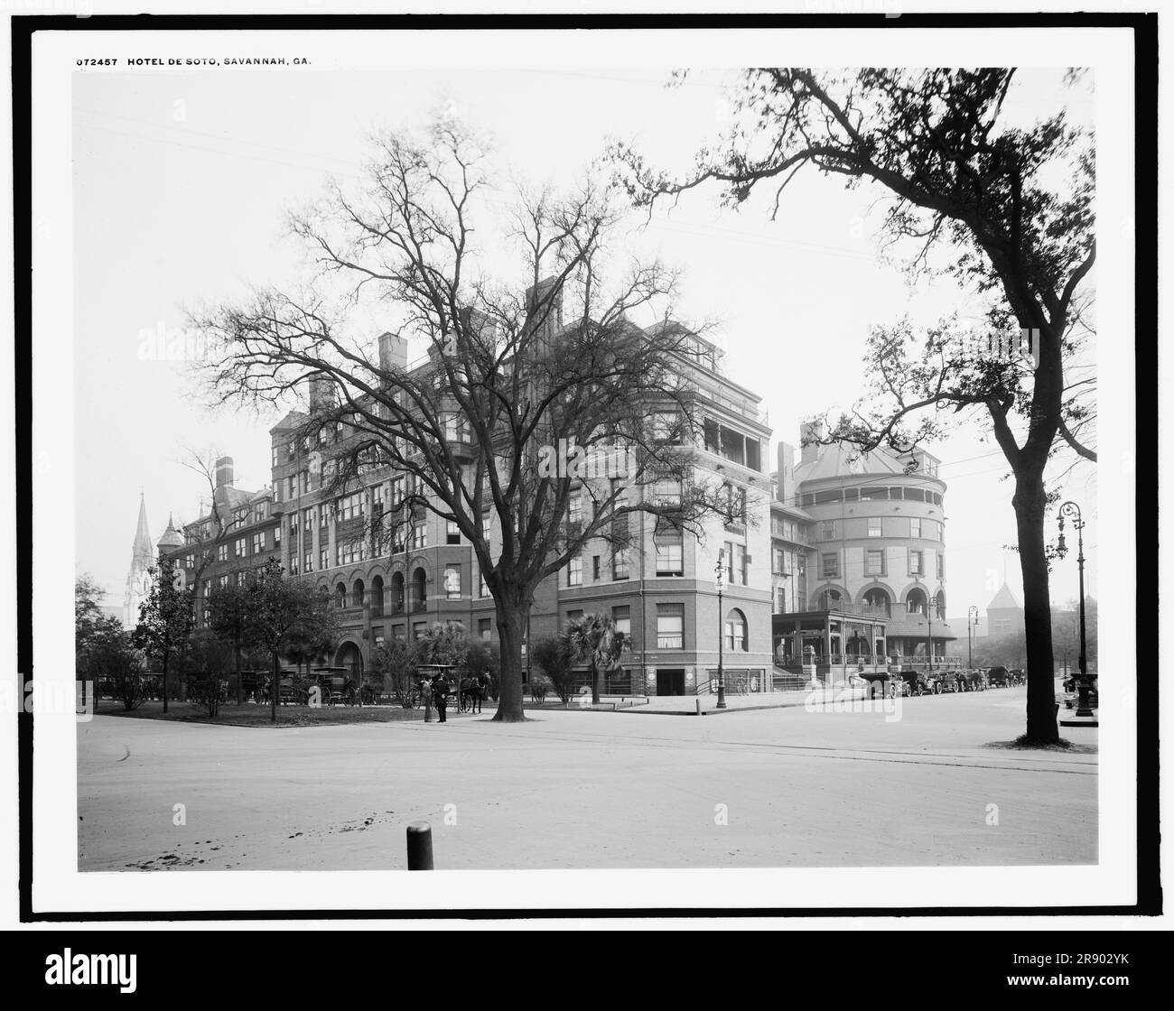 Hotel de Soto, Savannah, Géorgie, entre 1910 et 1920. Conçu par William G. Preston et construit en 1890. Notez les wagons qui attendent à gauche et l'officier de la ligne de la côte Atlantique au centre. Banque D'Images