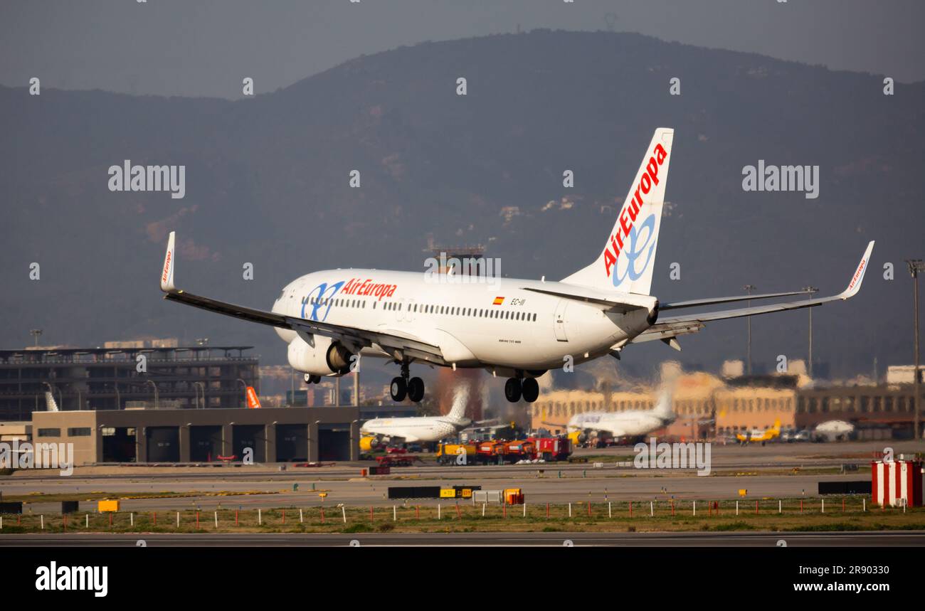 Avion la compagnie aérienne AirEuropa débarque sur la piste dans une ville d'aeroport El Prat à Barcelone Banque D'Images