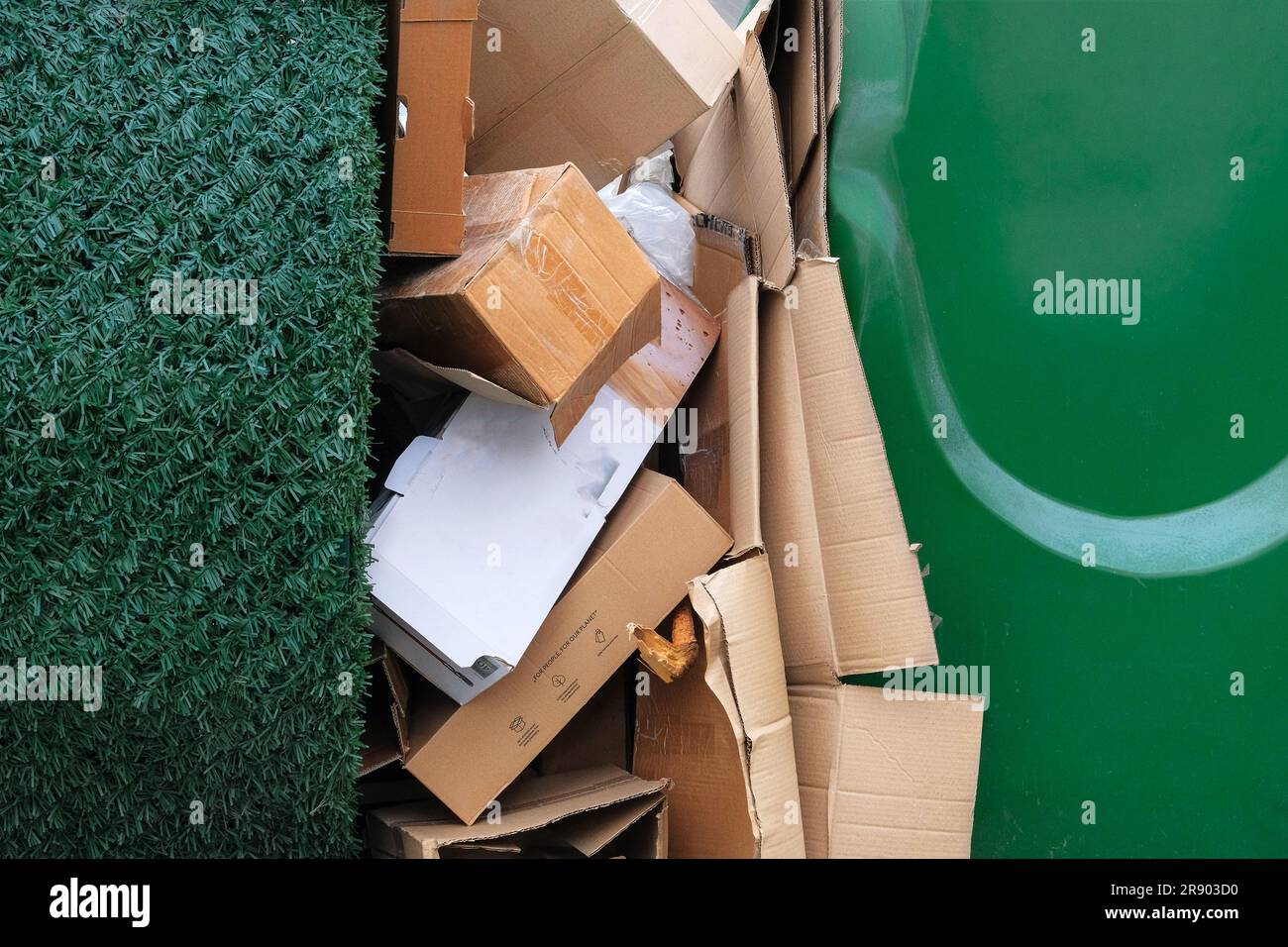 Pile de carton est trié pour recyclé. Déchets de papier et de carton collectés et emballés pour recyclage en ville. Banque D'Images