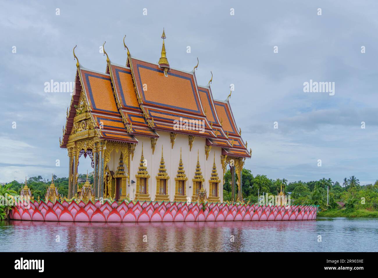 Le bâtiment principal du temple Wat Plai Laem brille dans Serene Splendor, Koh Samui, Thaïlande Banque D'Images