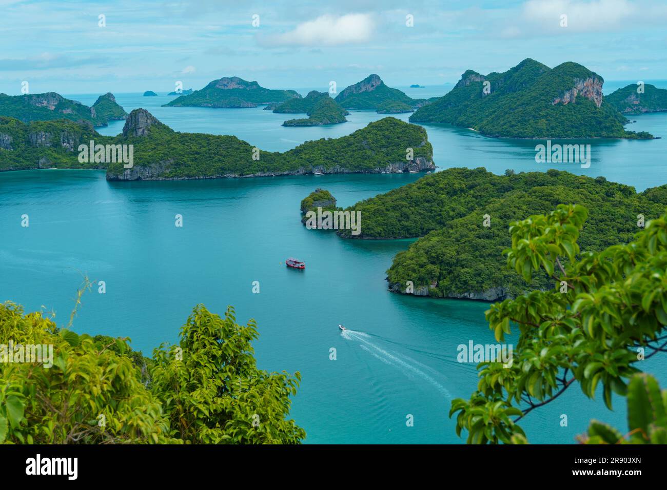 Un aperçu panoramique de la splendeur majestueuse du parc marin Ang Thong, embrassé par deux bateaux tranquilles Banque D'Images
