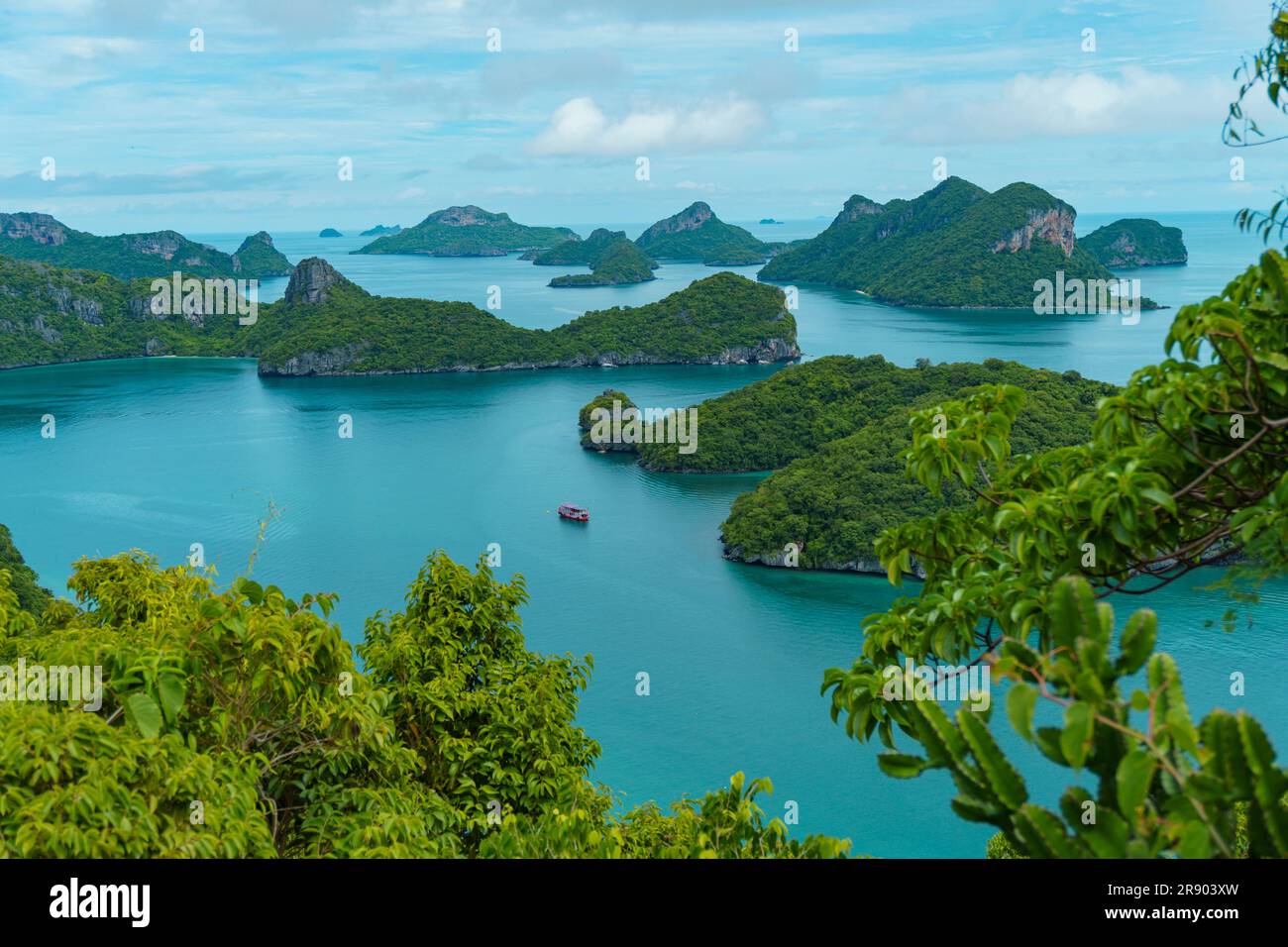 Horizons sereins : Panoramas captivants du parc marin Ang Thong où Un bateau tranquille vous attend Banque D'Images