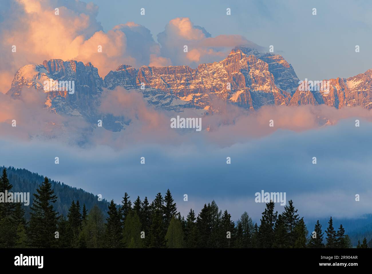 La lumière du premier matin au lever du soleil tombe au-dessus des Dolomites. Ce célèbre massif montagneux des Dolomites est situé au cœur de South-Ty Banque D'Images