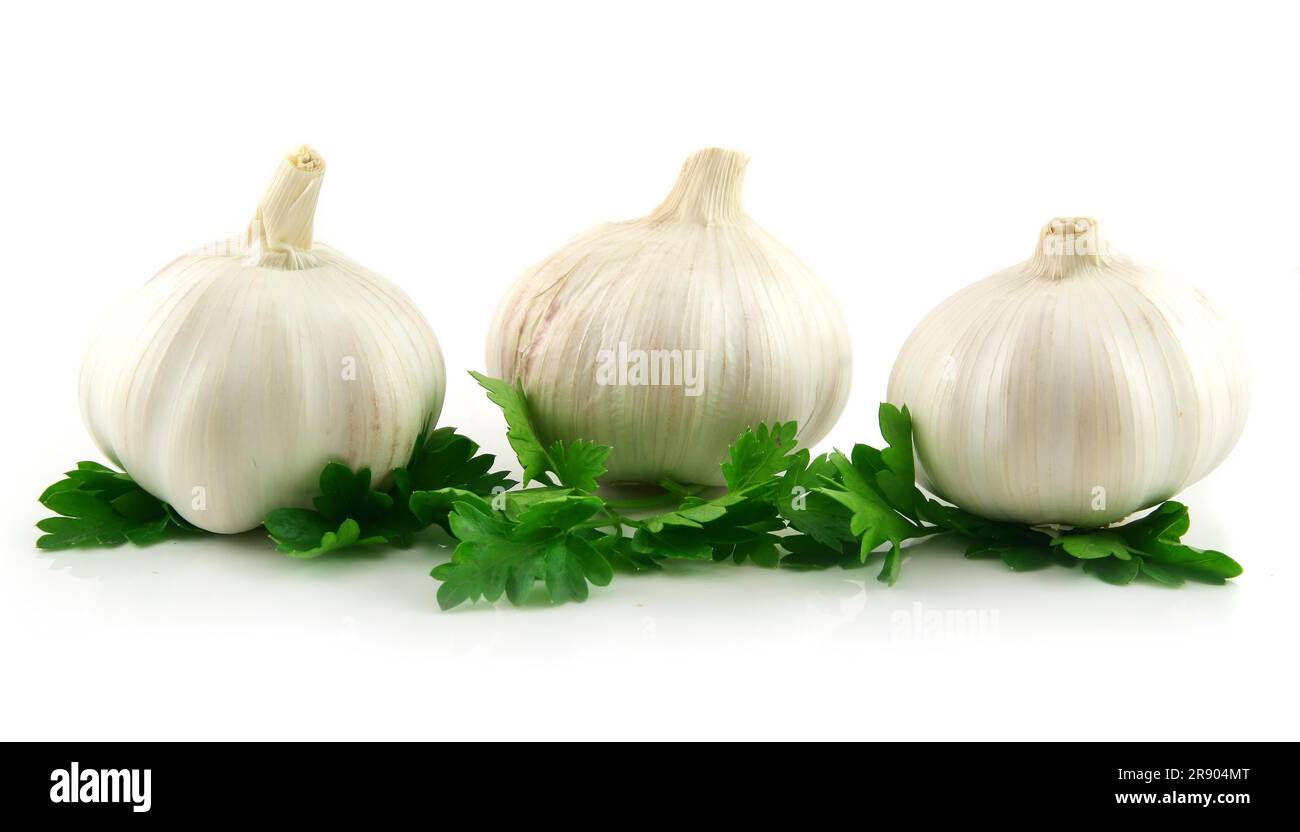 Légumes à l'ail avec feuilles de persil vert isolées sur fond blanc Banque D'Images