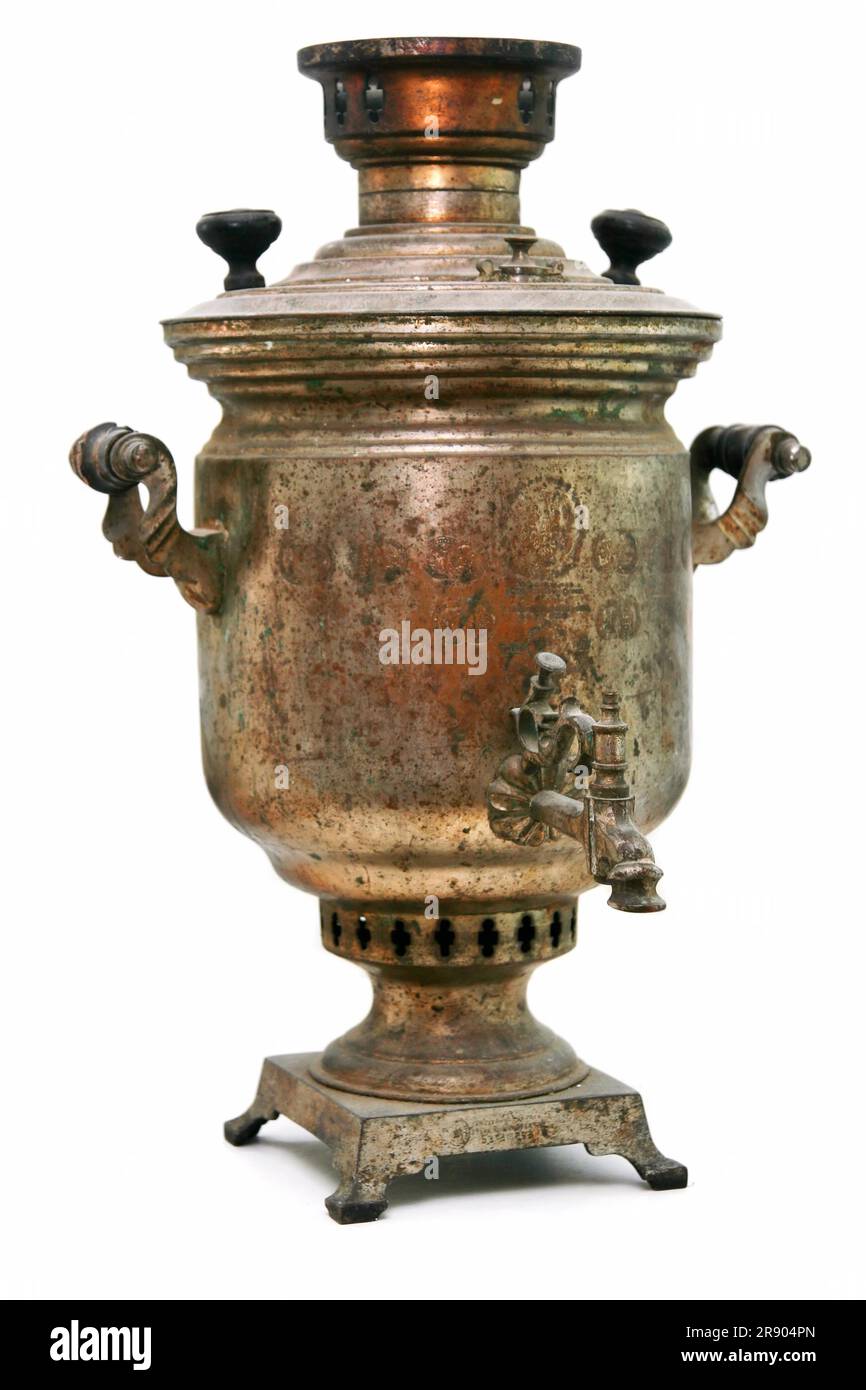 Ancien samovar en laiton isolé sur fond blanc Banque D'Images