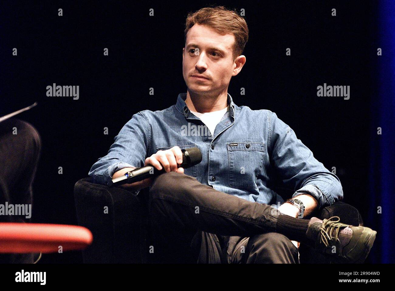 Strasbourg, France. 19th janvier 2023. Hugo Clément au festival littéraire des bibliothèques Idéales à Strasbourg, dans le nord-est de la France, sur 19 juin 2023. Entretien avec Hugo Clement, qui parle des droits des animaux, à l'occasion de la publication de Lapins ne mangent pas de carottes (Fayard). Le journaliste et militant de l'environnement veut changer la façon dont nous regardons les animaux. Bien-être des animaux, surconsommation, chasse, corrida, agriculture intensive, zoos et cirques. Photo de Nicolas Roses/ABACAPRESS.COM crédit: Abaca Press/Alay Live News Banque D'Images
