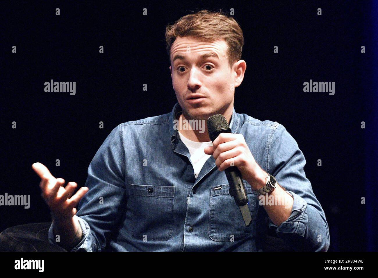 Strasbourg, France. 19th janvier 2023. Hugo Clément au festival littéraire des bibliothèques Idéales à Strasbourg, dans le nord-est de la France, sur 19 juin 2023. Entretien avec Hugo Clement, qui parle des droits des animaux, à l'occasion de la publication de Lapins ne mangent pas de carottes (Fayard). Le journaliste et militant de l'environnement veut changer la façon dont nous regardons les animaux. Bien-être des animaux, surconsommation, chasse, corrida, agriculture intensive, zoos et cirques. Photo de Nicolas Roses/ABACAPRESS.COM crédit: Abaca Press/Alay Live News Banque D'Images