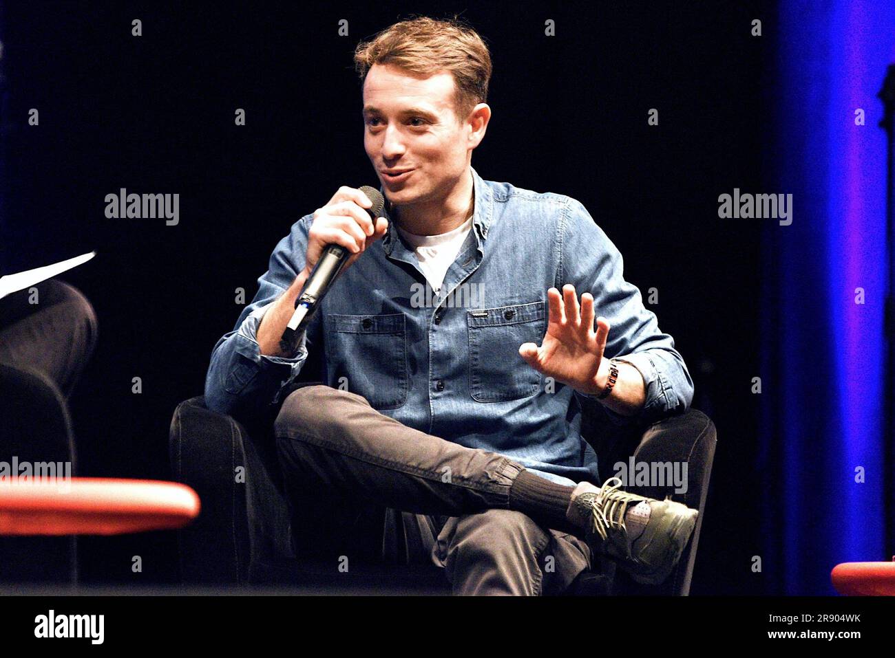 Strasbourg, France. 19th janvier 2023. Hugo Clément au festival littéraire des bibliothèques Idéales à Strasbourg, dans le nord-est de la France, sur 19 juin 2023. Entretien avec Hugo Clement, qui parle des droits des animaux, à l'occasion de la publication de Lapins ne mangent pas de carottes (Fayard). Le journaliste et militant de l'environnement veut changer la façon dont nous regardons les animaux. Bien-être des animaux, surconsommation, chasse, corrida, agriculture intensive, zoos et cirques. Photo de Nicolas Roses/ABACAPRESS.COM crédit: Abaca Press/Alay Live News Banque D'Images