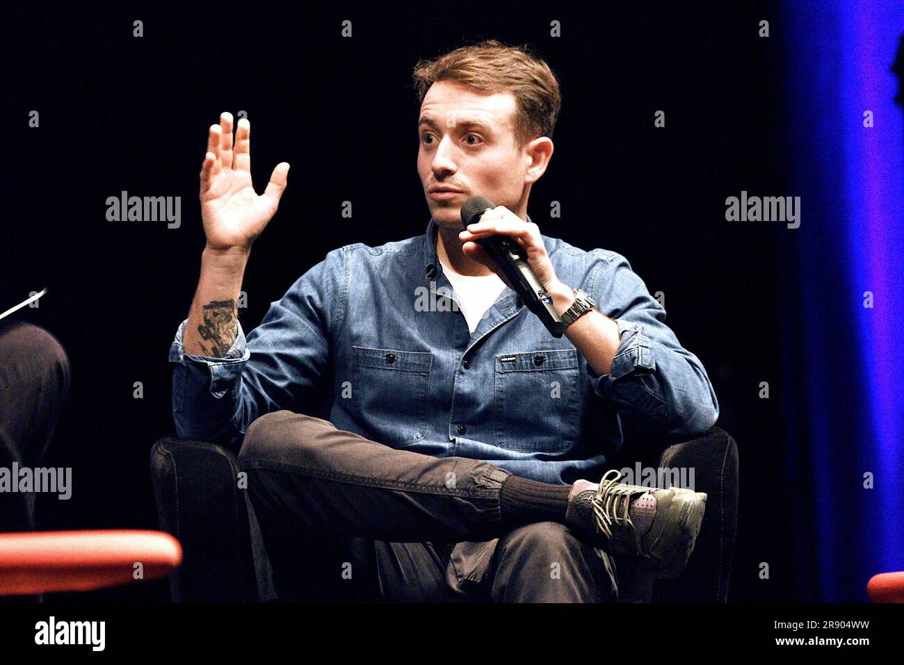 Strasbourg, France. 19th janvier 2023. Hugo Clément au festival littéraire des bibliothèques Idéales à Strasbourg, dans le nord-est de la France, sur 19 juin 2023. Entretien avec Hugo Clement, qui parle des droits des animaux, à l'occasion de la publication de Lapins ne mangent pas de carottes (Fayard). Le journaliste et militant de l'environnement veut changer la façon dont nous regardons les animaux. Bien-être des animaux, surconsommation, chasse, corrida, agriculture intensive, zoos et cirques. Photo de Nicolas Roses/ABACAPRESS.COM crédit: Abaca Press/Alay Live News Banque D'Images
