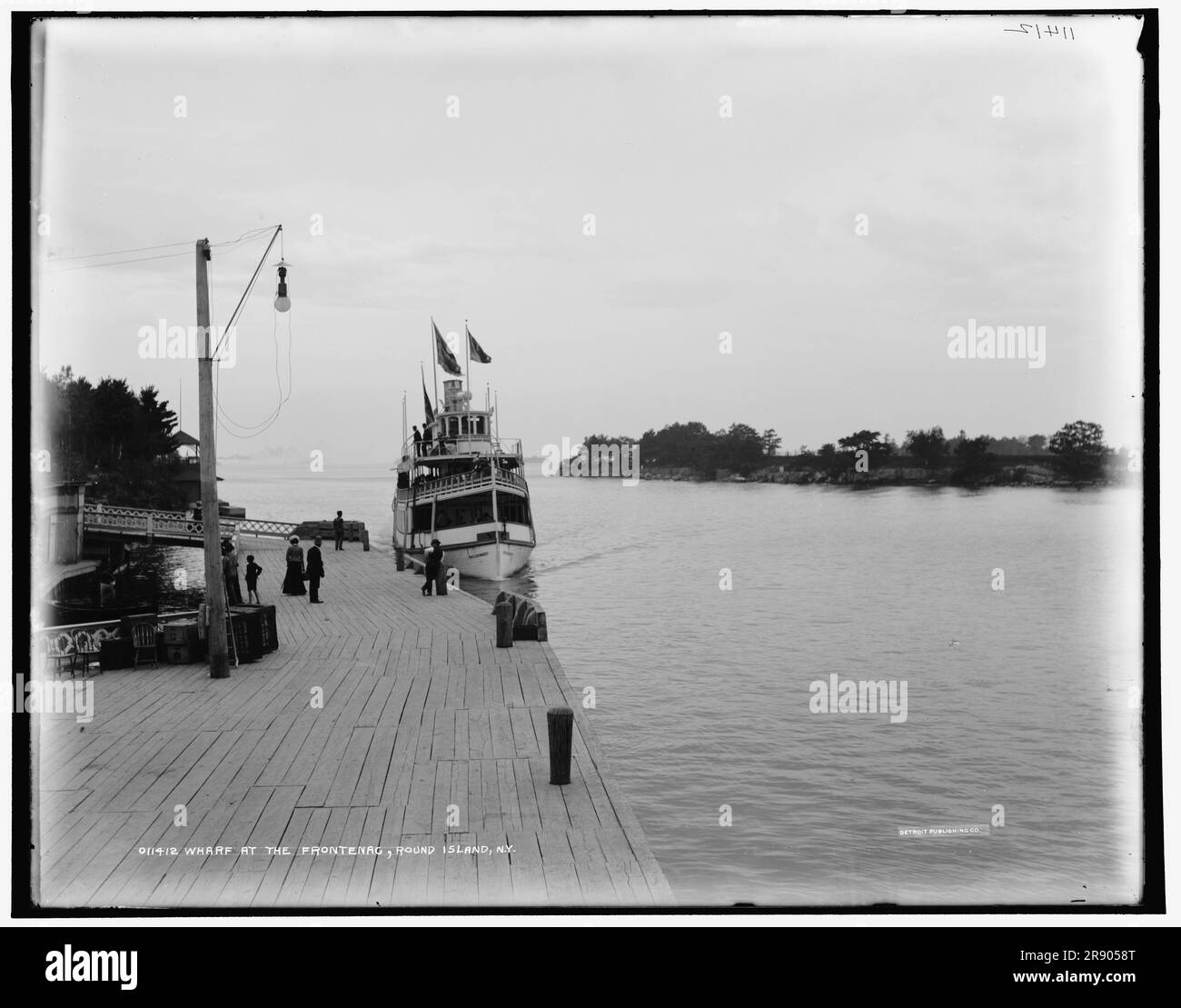 Le New Island Wanderer s'approche du quai de Frontenac, Round Island, N.Y., entre 1890 et 1901. Bateau à vapeur arrivant à l'hôtel sur la rue Fleuve Lawrence. Banque D'Images