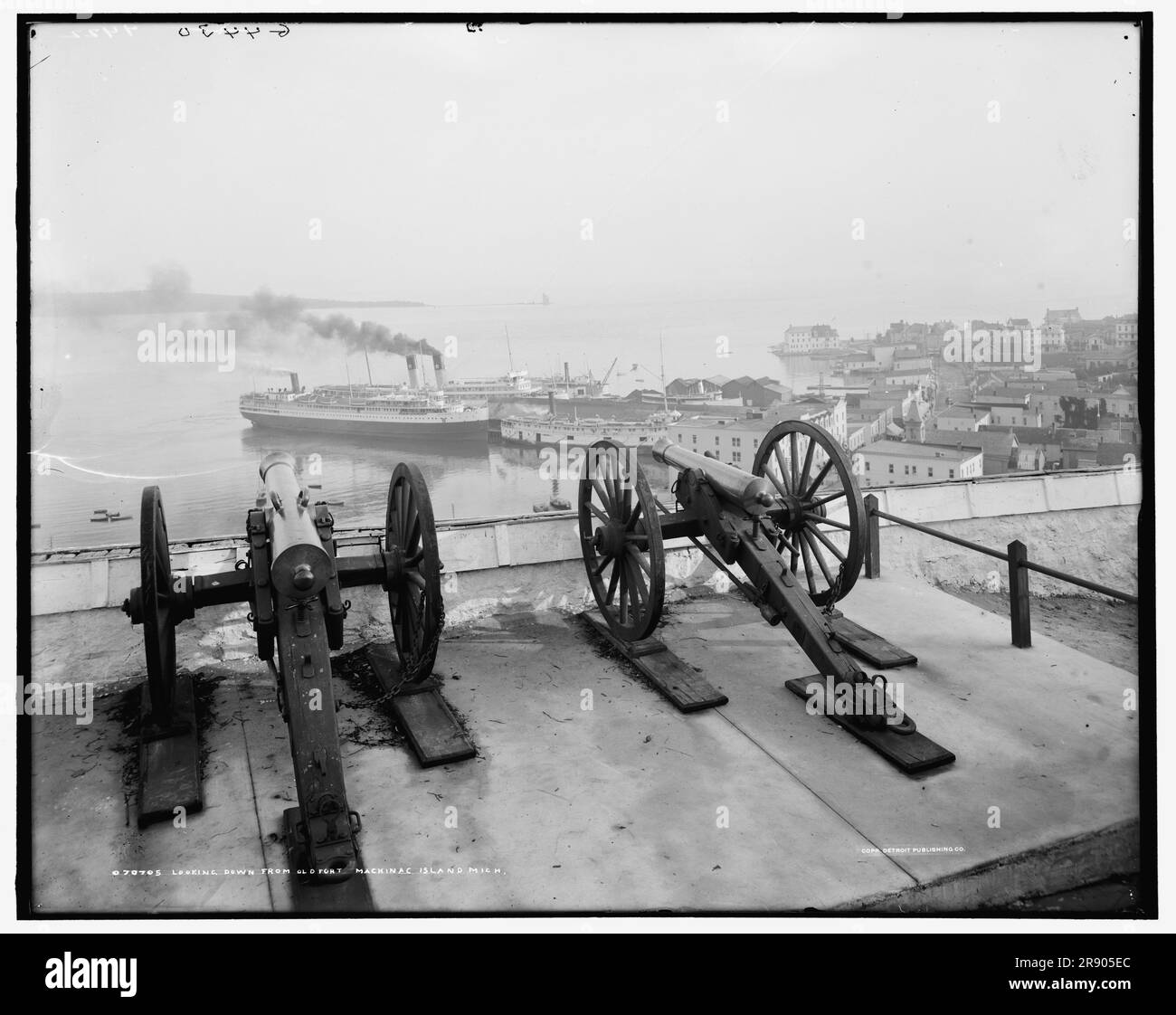 Vue sur le vieux fort, Mackinac Island, Michigan, c1908. Montrant des navires à un quai, y compris le bateau à vapeur à coque noir Juniata. Le fort Mackinac a été construit par les Britanniques pendant la guerre d'indépendance américaine pour contrôler le détroit stratégique de Mackinac entre le lac Michigan et le lac Huron. Le 'Juniata' a été construit pour la ligne Anchor, la division marine des Grands Lacs du chemin de fer de Pennsylvanie. Banque D'Images