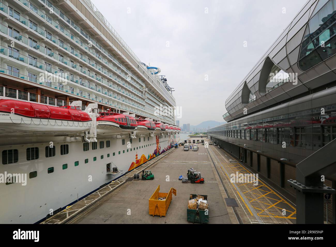 Le bateau de croisière géant World Dream a accosté à Hong Kong Kai Tak terminal, Chine, conteneurs à ordures I 2023 : MS Manara (Aroya Cruises) ligne de croisière saoudienne Banque D'Images