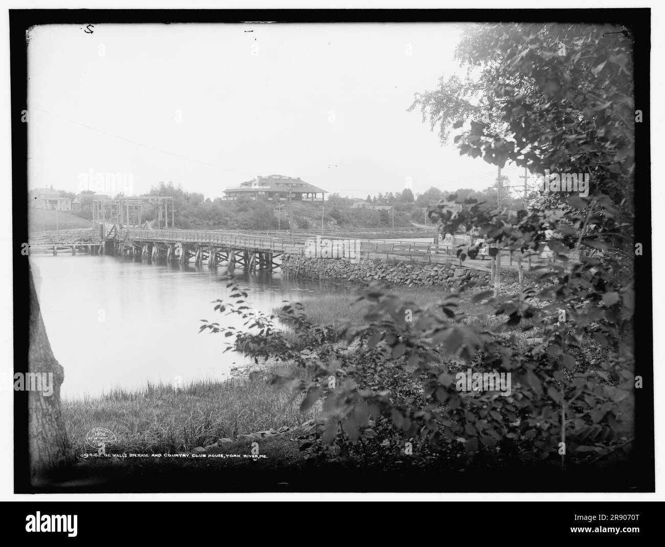 Sewall's Bridge et Country club House, York River, Maine, c1906. Pont de palplanches en bois construit en 1761, est resté en service jusqu'en 1934. Banque D'Images