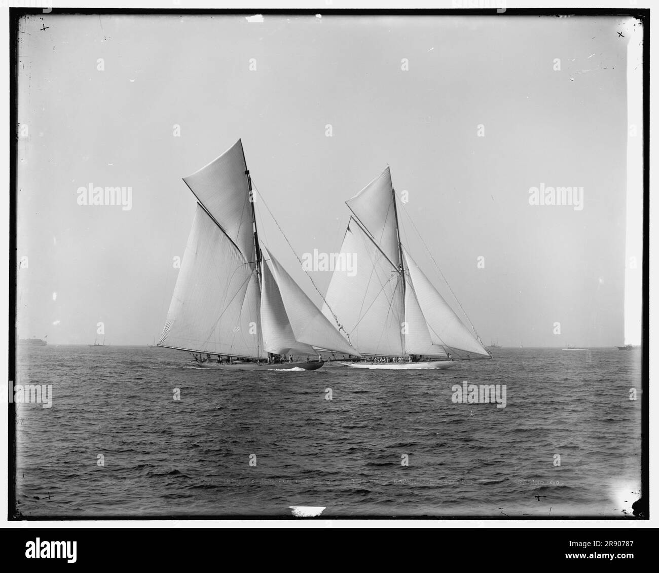 Shamrock et Columbia manoeuvrabilité pour le départ, 1899 octobre 19. Columbia était un yacht de course américain conçu et construit en 1898-99 par Nathanael Herreshoff et The Herreshoff Manufacturing Company pour les propriétaires J. Pierpont Morgan et Edwin Dennison Morgan du New York Yacht Club. En 1899, elle a été la défenseuse de la dixième course de la coupe de l'Amérique contre le challenger britannique/irlandais Shamrock. Banque D'Images