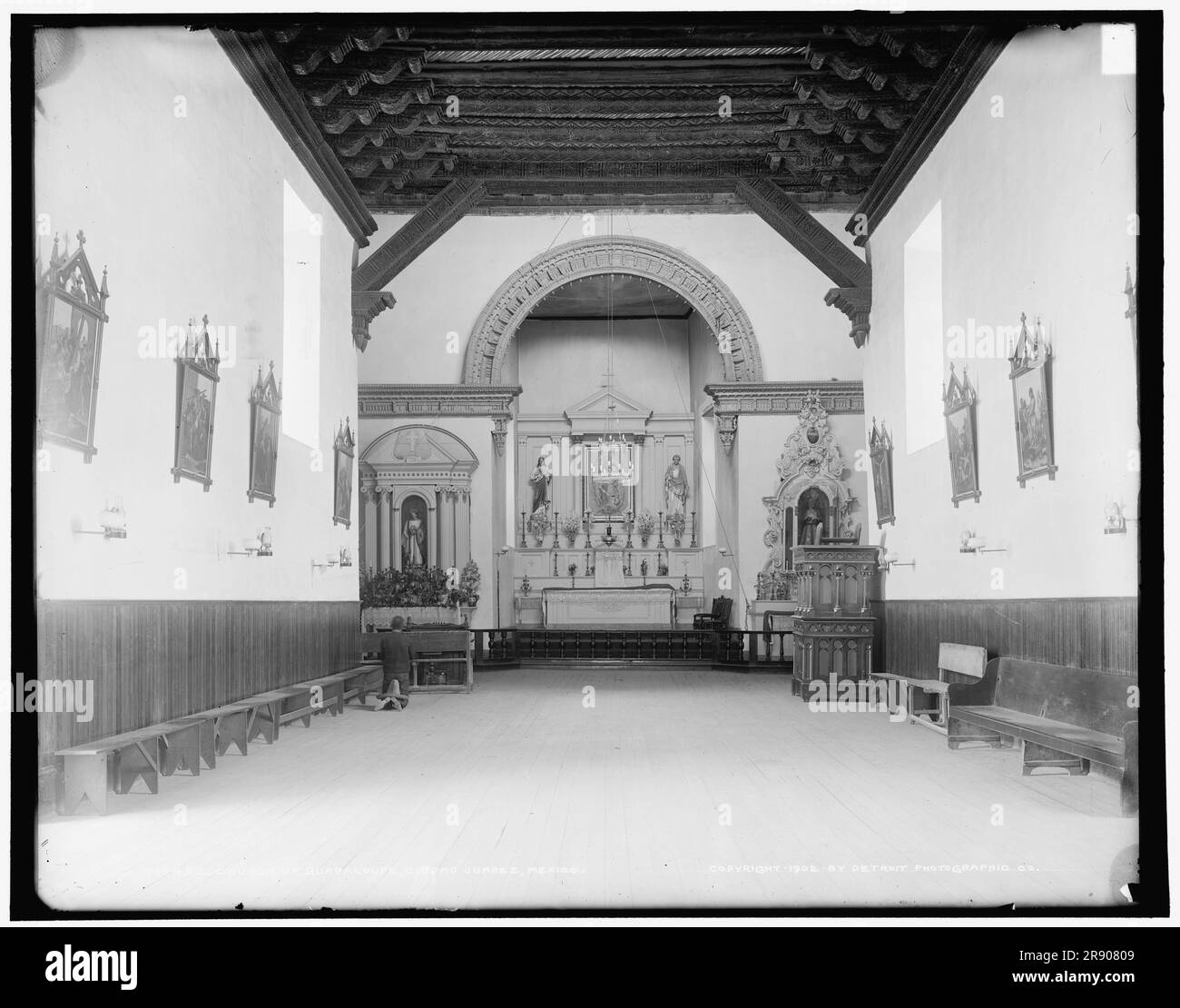 Église de Guadalupe, à savoir Guadalupe, Ciudad Juarez, Mexique, c1902. Église de mission franciscaine, construite au 17th siècle. Une nouvelle cathédrale a été construite à côté et consacrée en 1941. Note homme priant à gauche, son sombrero sur ses pieds. Banque D'Images