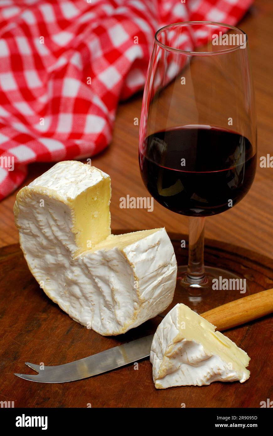 Camembert et verre de vin rouge, fromage doux Banque D'Images