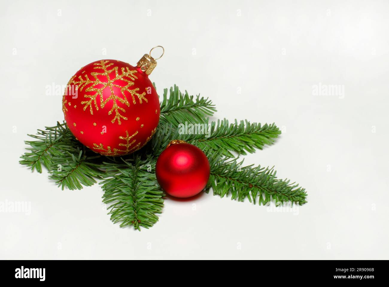 Boules de Noël et branche de sapin, décoration de Noël, décorations d'arbres de Noël, découpe, objet, vert sapin Banque D'Images