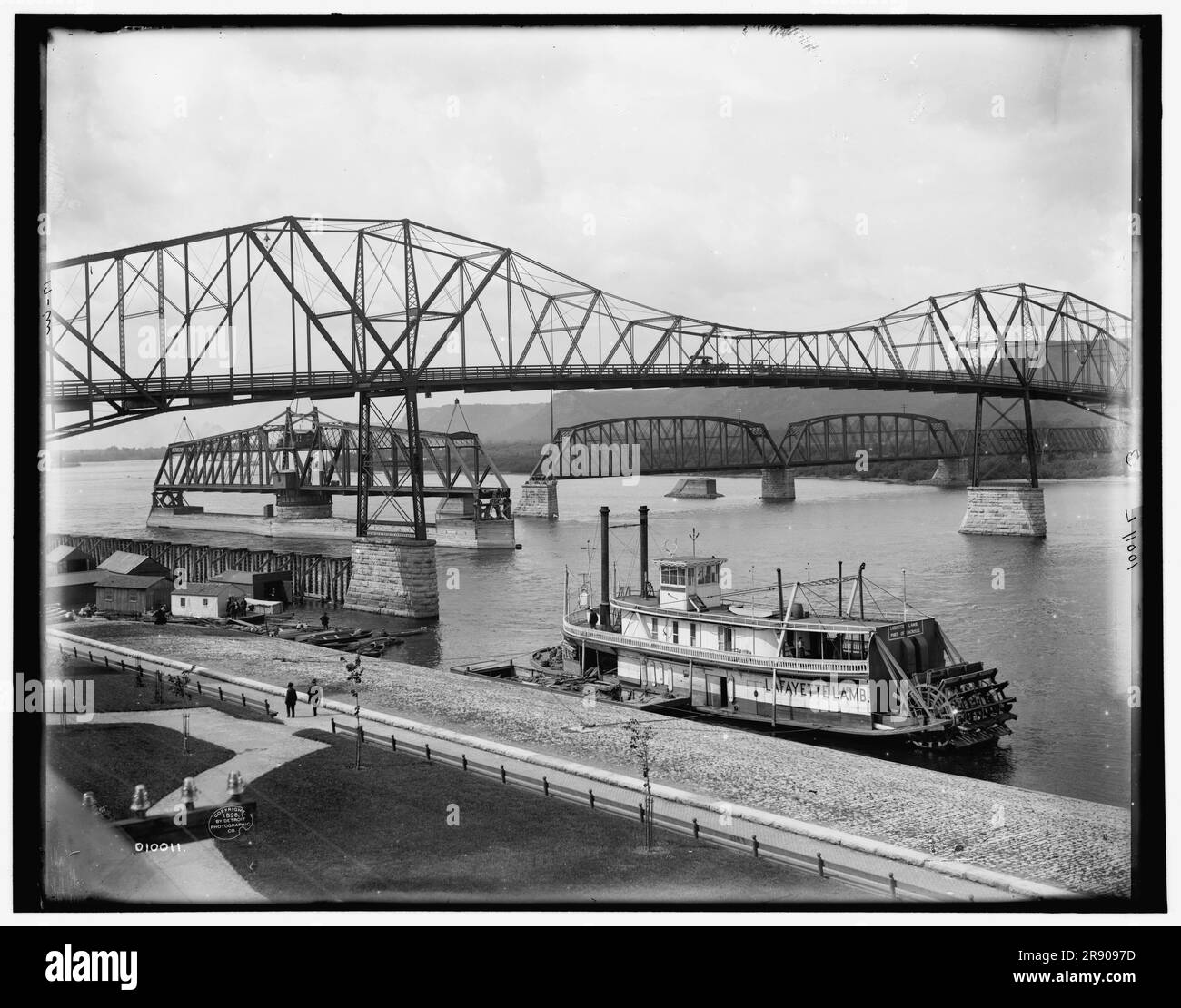 Pont sur le Mississippi, Winona, Minn., c1898. Pont de chemin de fer pivotant et pont routier. Notez le bateau à aubes « Lafayette Lamb ». Banque D'Images
