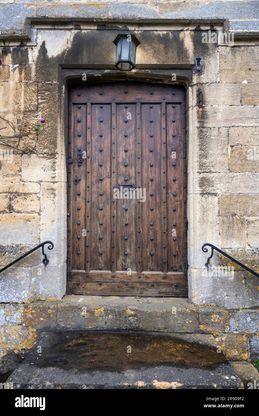 Ancienne porte en bois avec escalier dans une ancienne maison en pierre, Broadway, Cotswolds, Worcestershire, Angleterre, Royaume-Uni Banque D'Images