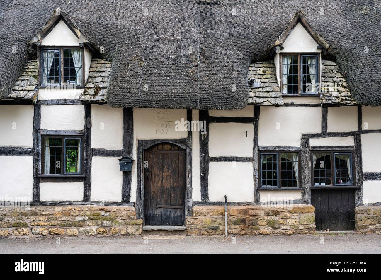 Maison historique à colombages avec toit de chaume à Mickleton, Cotswolds, Gloucestershire, Angleterre, Royaume-Uni Banque D'Images