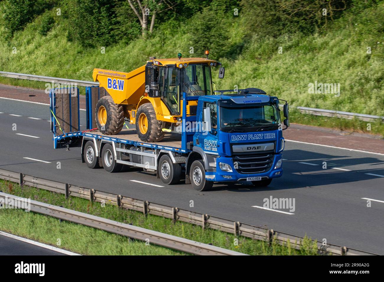 B&W Plant Hire & Sales Ltd La nouvelle série Hydrema 912g de tombereaux à benne basculante est transportée par une usine de location de camions DAF de B&W ; elle se déplace sur l'autoroute M6 du Grand Manchester, au Royaume-Uni Banque D'Images