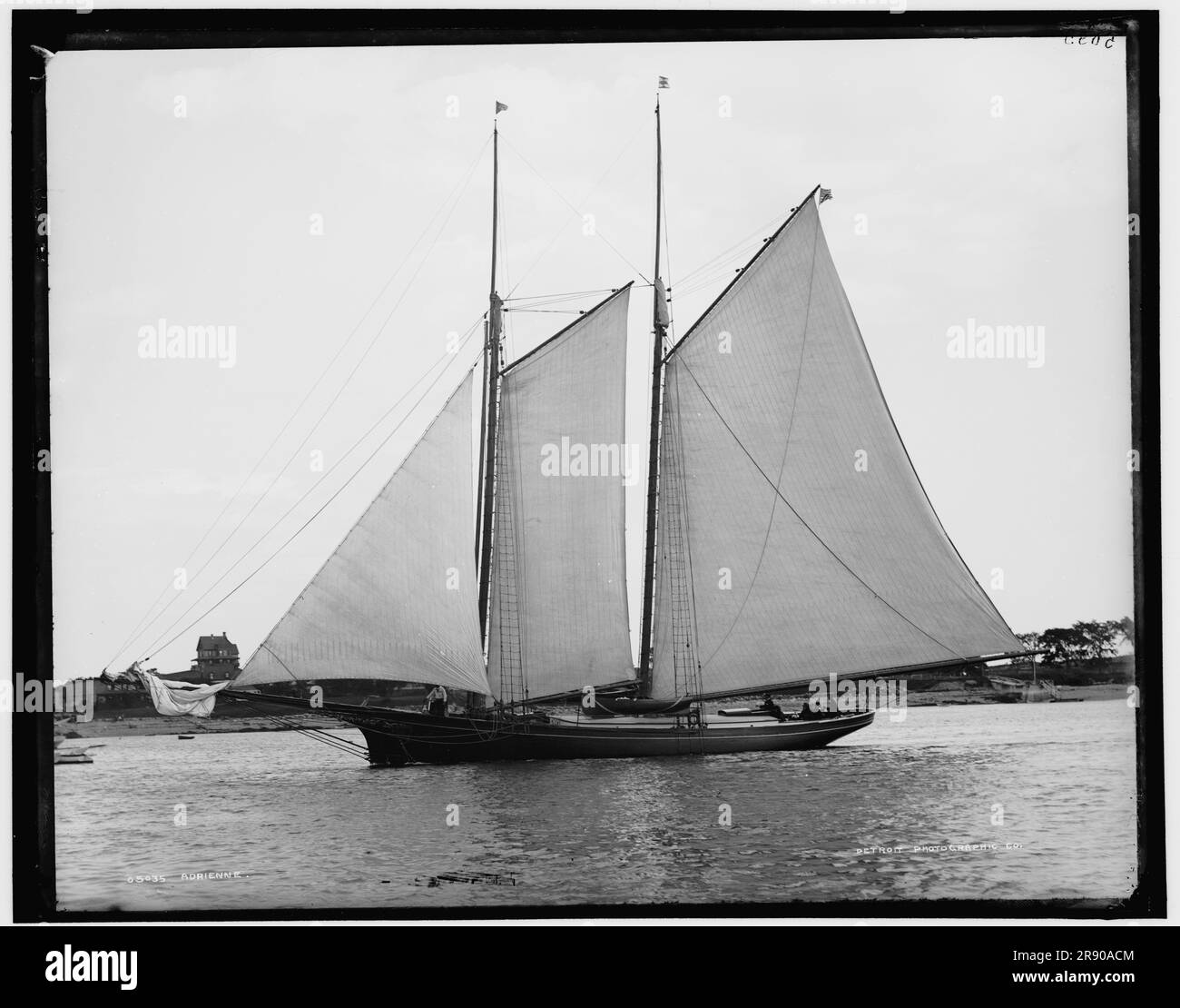 Adrienne, entre 1892 et 1899. Montrant la goélette de pêche à coque noire Adrienne construite par A.D. Histoire dans Essex, ma, en 1892. Banque D'Images