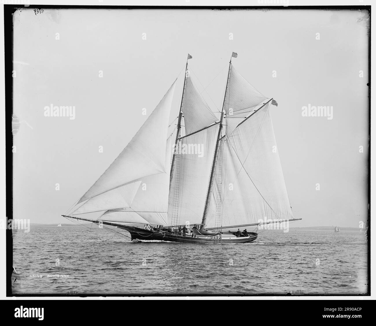 Adrienne, entre 1892 et 1899. Montrant la goélette de pêche à coque noire Adrienne construite par A.D. Histoire dans Essex, ma, en 1892. Banque D'Images