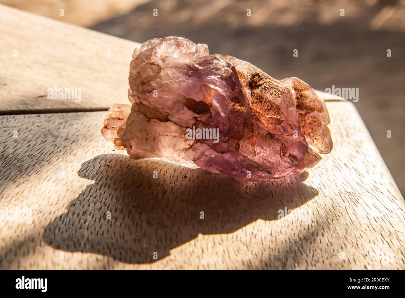 L'améthyste rose, dans son état naturel et non poli, révèle des teintes roses douces avec une clarté translucide. Cette pierre précieuse unique. Banque D'Images