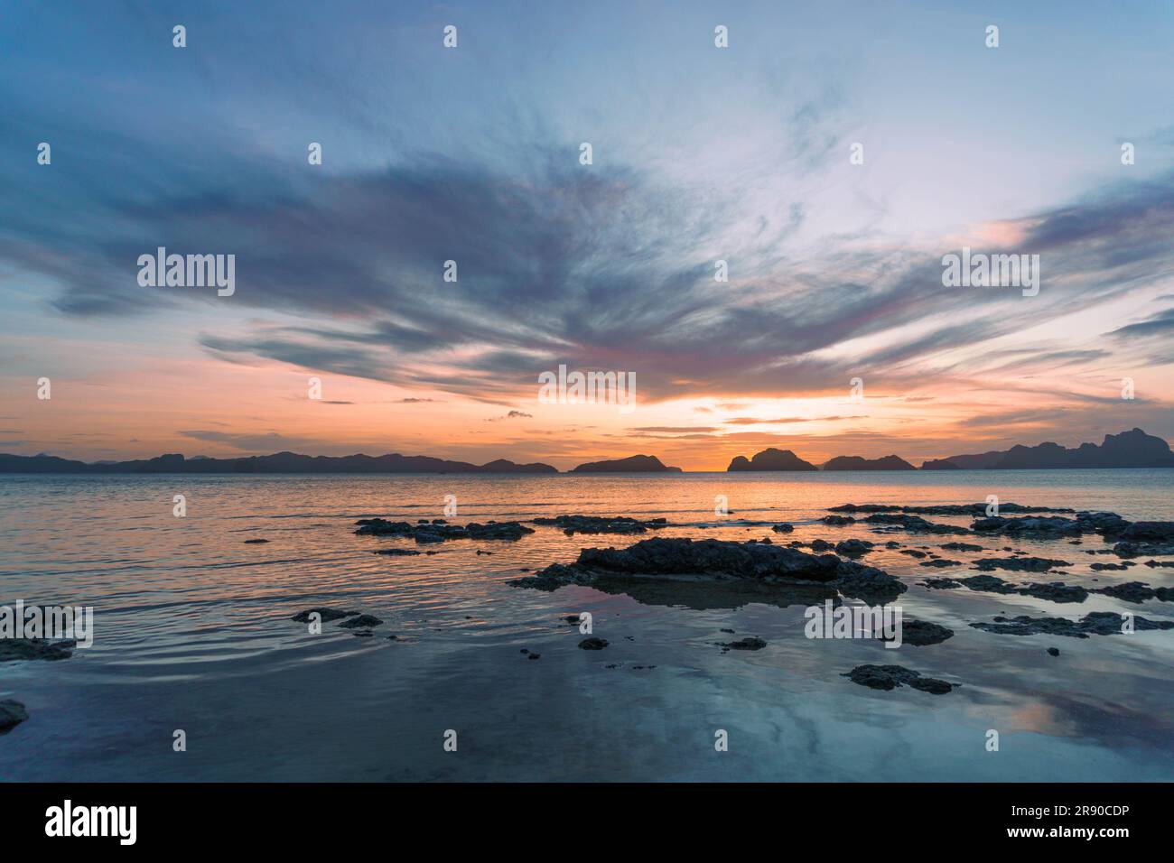 Sky est en feu à El Nido, Palawan, aux Philippines Banque D'Images