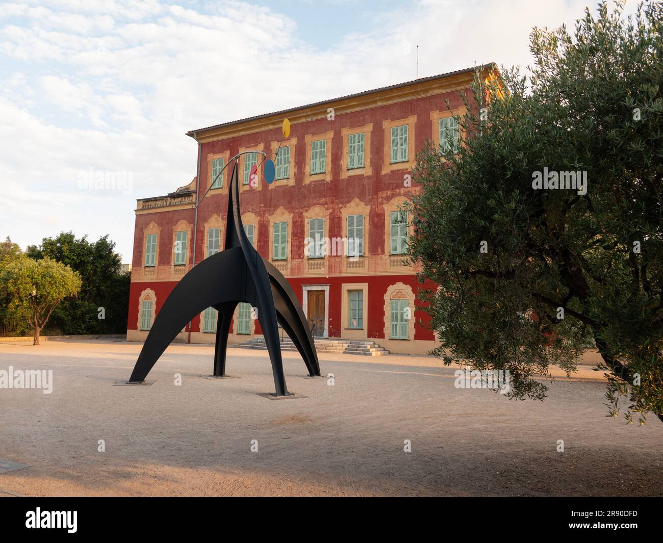 Musée Matisse (Musée Matisse de Nice) situé dans le jardin des Arènes de Cimiez. En face du musée une sculpture d'Alexander Calder - Stabile-mobile Banque D'Images
