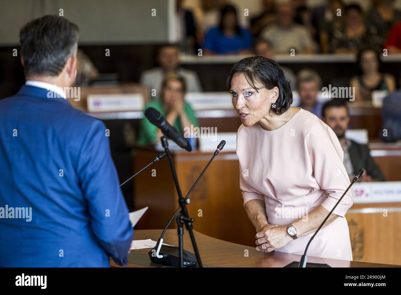 MAASTRICHT - Elianne Demolllin Schneiders (BBB), gestion de portefeuille, éducation et marché du travail, contrats régionaux et fonds européens est installé en tant que membre du Limburg College of provincial Executive lors de la première réunion dans le Gouvernement aan de Maas. Le nouveau conseil de Limbourg peut compter sur une grande majorité de 26 des 47 sièges du Conseil provincial. ANP MARCEL VAN HOORN pays-bas - belgique sortie Banque D'Images