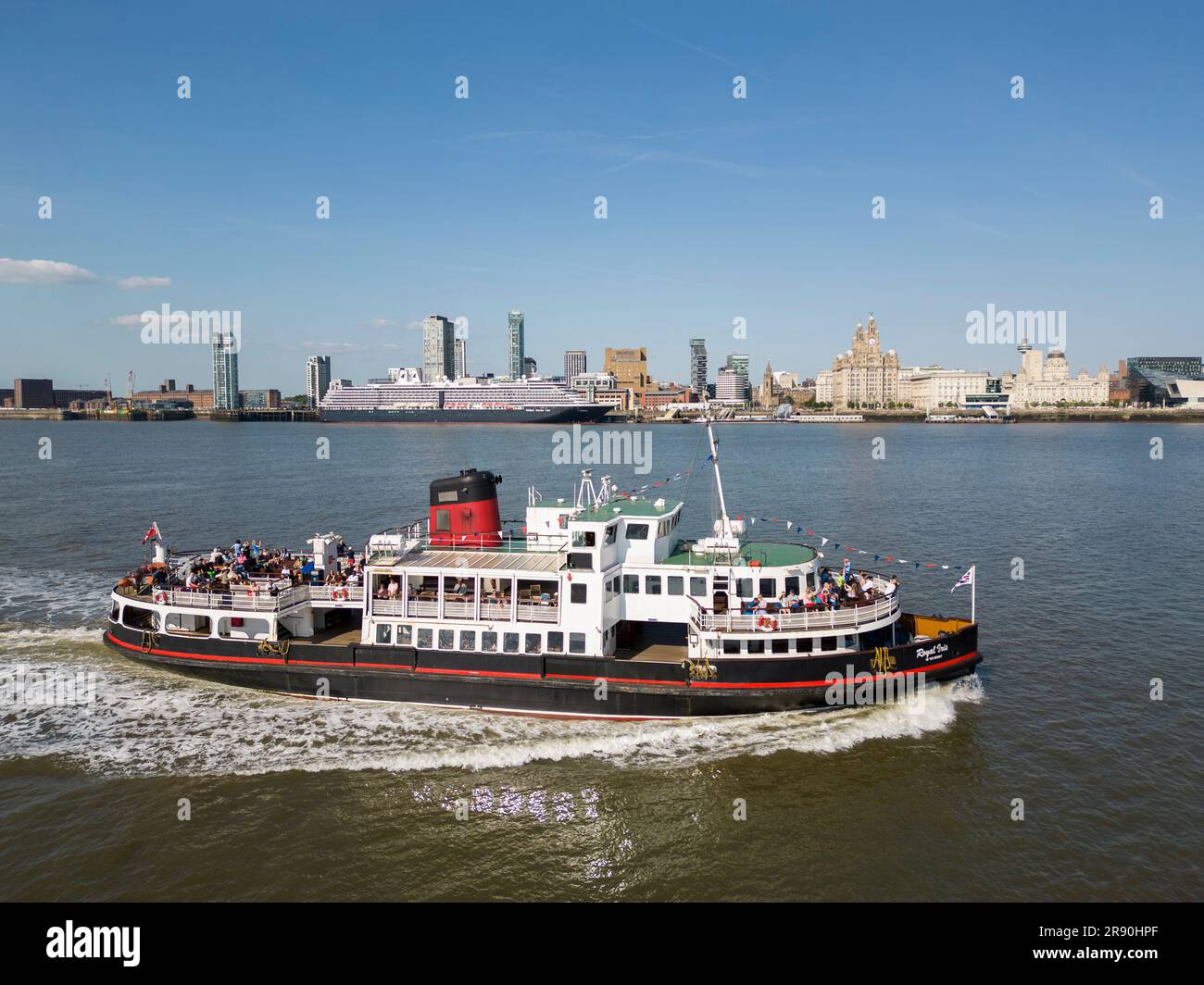 Le ferry Royal Iris Mersey traverse la rivière Mersey de Seacombe à Liverpool Pier Head, en Angleterre Banque D'Images