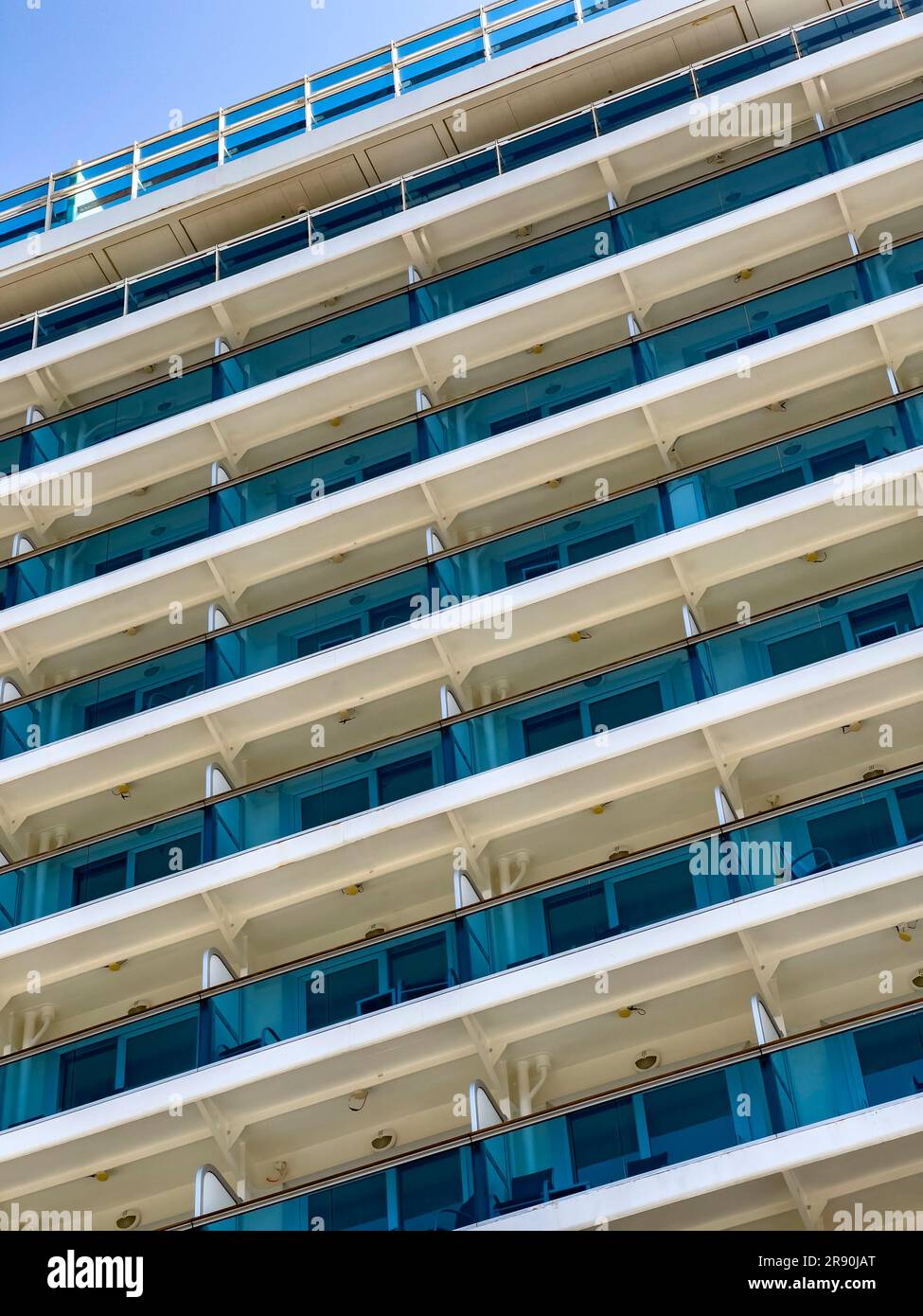Istanbul, Turquie - 09/15/2022; étages supérieurs consécutifs sur l'embarcation de passagers « Regal Princess ». Parties d'un bateau de croisière sous différents angles. Recherche Banque D'Images