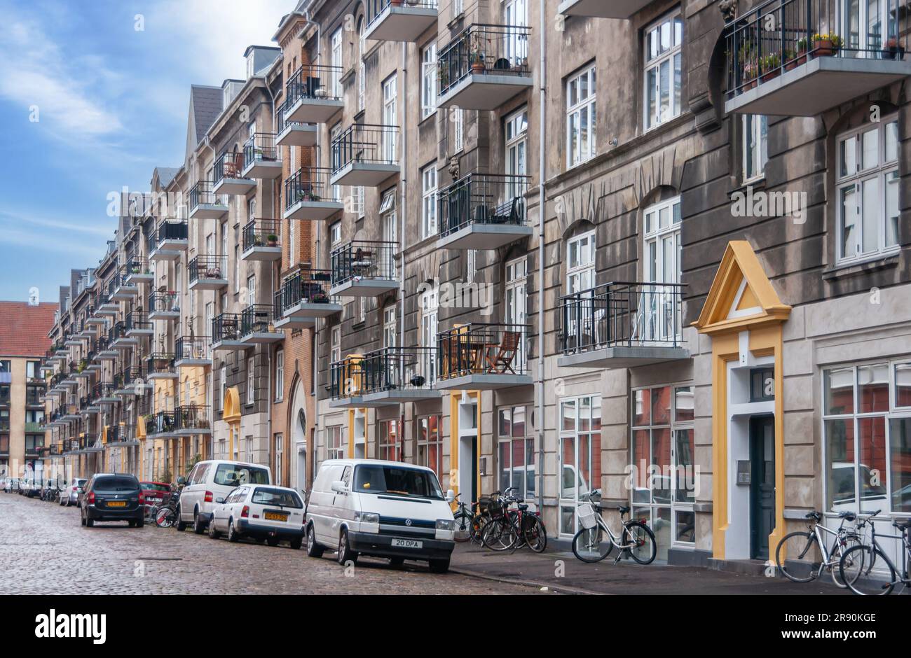 Copenhague, Danemark - 14 septembre 2010 : quartier de Christianshavn. Côté est d'Andreas Bioras Gade, rue résidentielle, avec appartements colorés f Banque D'Images