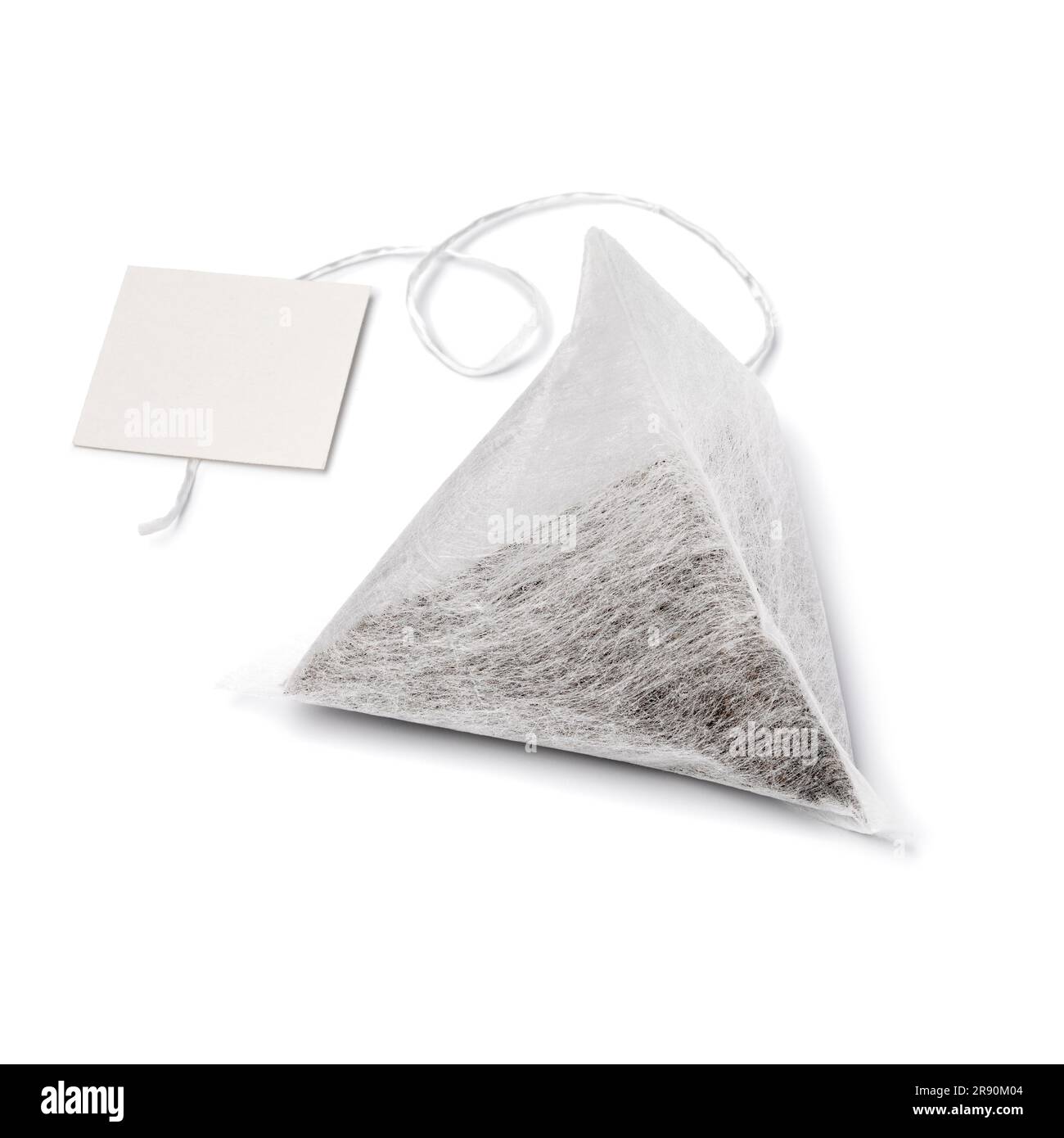 Sachet de thé pyramide simple et étiquette vierge isolée sur fond blanc Banque D'Images