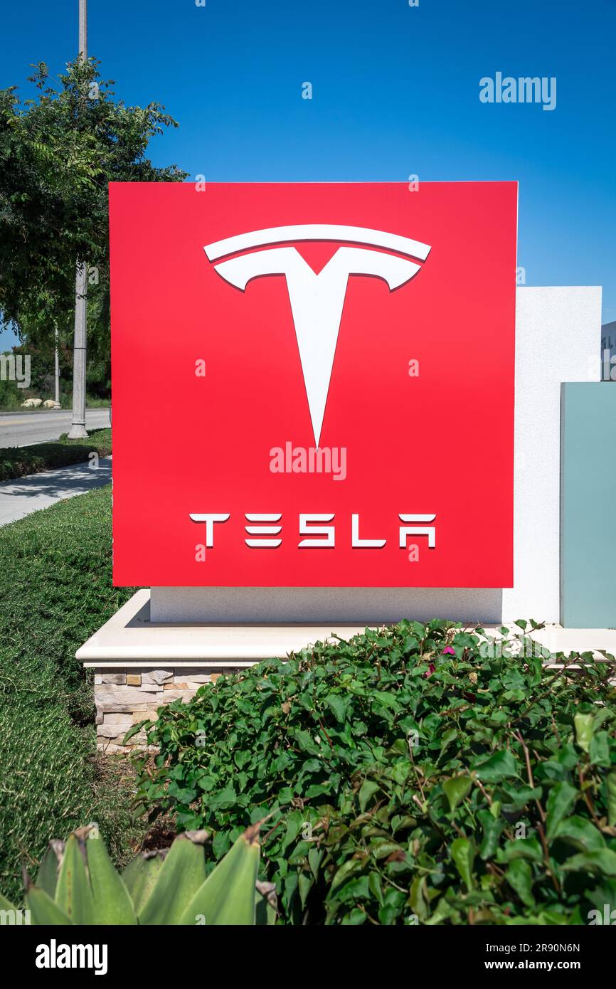 Upland, CA USA - 19 juin 2023 : les centres de livraison et de service TESLA soutiennent les véhicules électriques conçus et fabriqués par Tesla. Banque D'Images