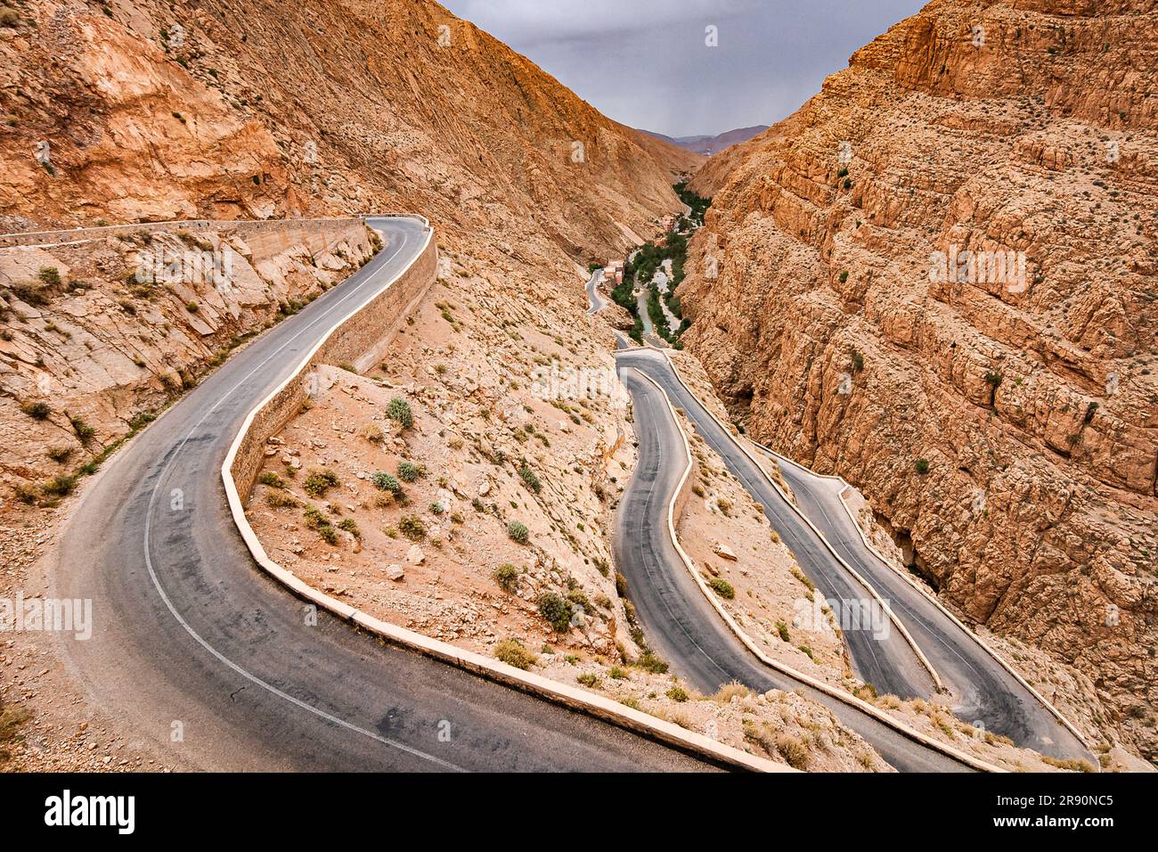 Route en serpentin qui tire l'arrière de la montagne. « Gorges du Dades » Maroc. Assis à l'ombre de la pluie de l'Atlas central, les « Gorges du Dades » Banque D'Images