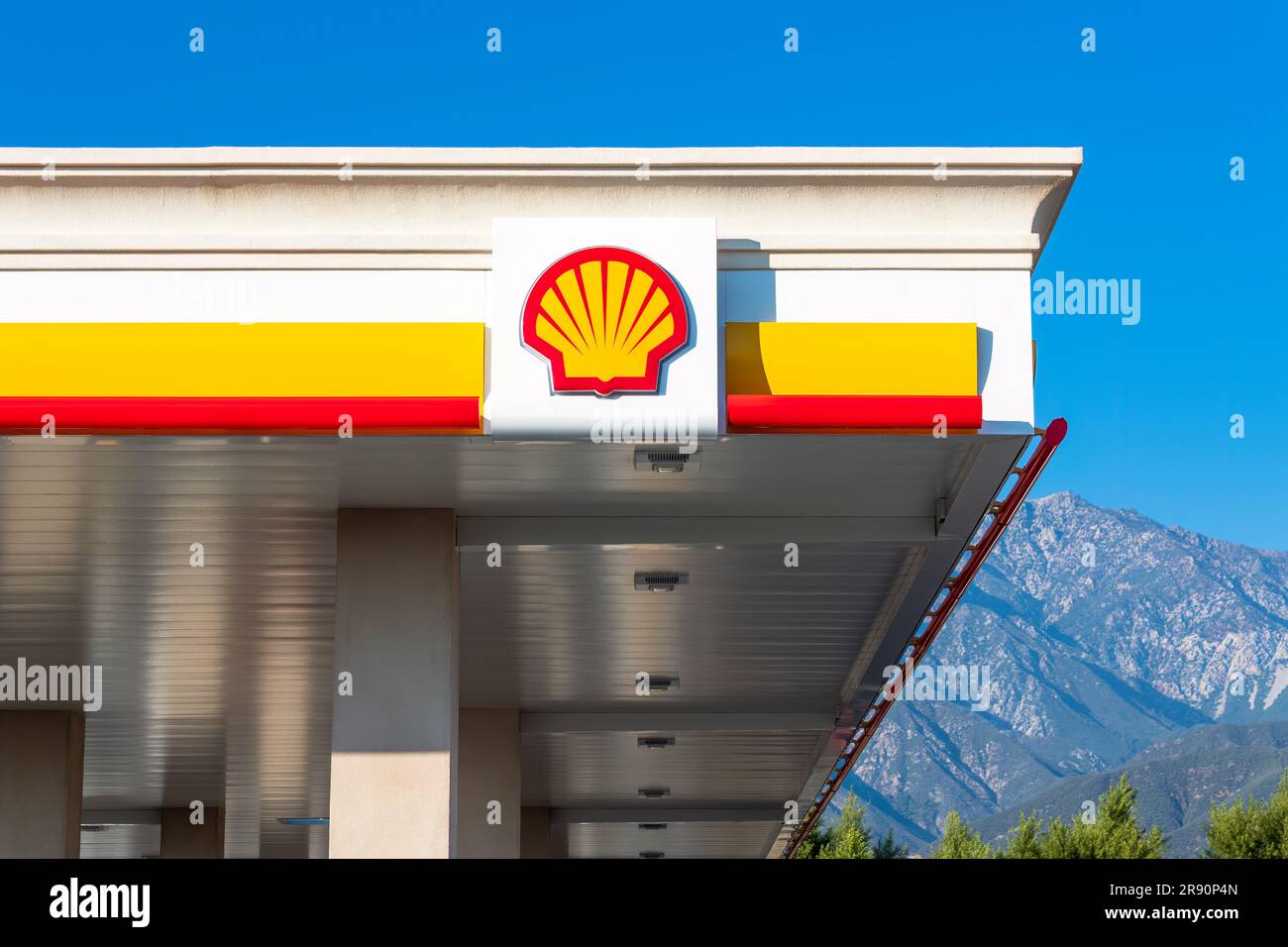 Upland, CA - 12 novembre 2022 : l'une des plus récentes stations-service de Shell USA est prête à ouvrir ses portes à Upland, CA. Banque D'Images