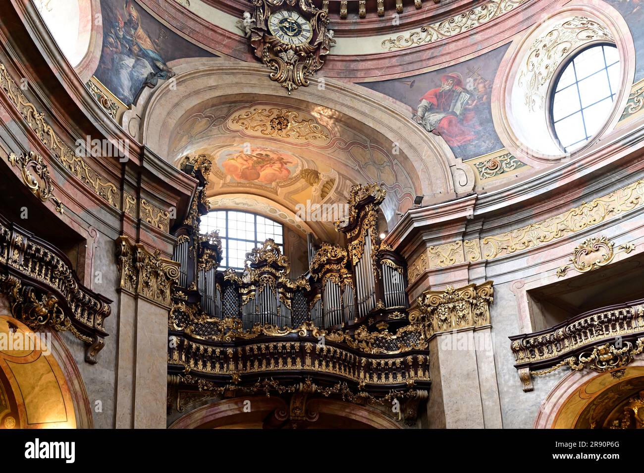 Vienne, Autriche. Le Peterskirche (St. Église Peters ) Église paroissiale baroque catholique à Vienne. L'orgue baroque au-dessus de l'entrée de l'église Banque D'Images