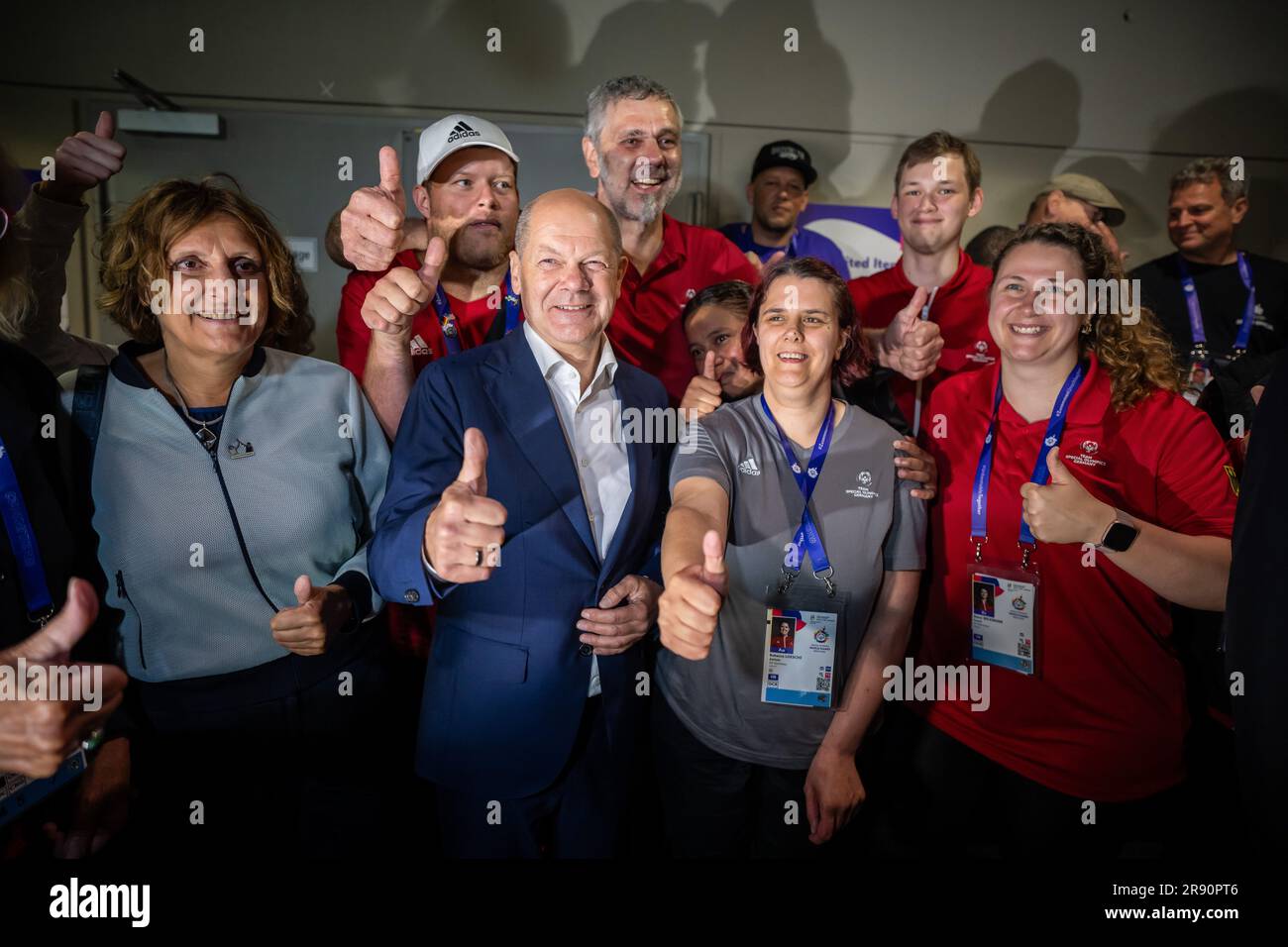 Berlin, Allemagne. 23rd juin 2023. Sports pour les handicapés: Jeux olympiques spéciaux, Jeux mondiaux: Le chancelier allemand OLAF Scholz (SPD, centre l), assiste aux compétitions de handball avec sa femme Britta Ernst (l). Credit: Michael Kappeller/dpa/Alay Live News Banque D'Images