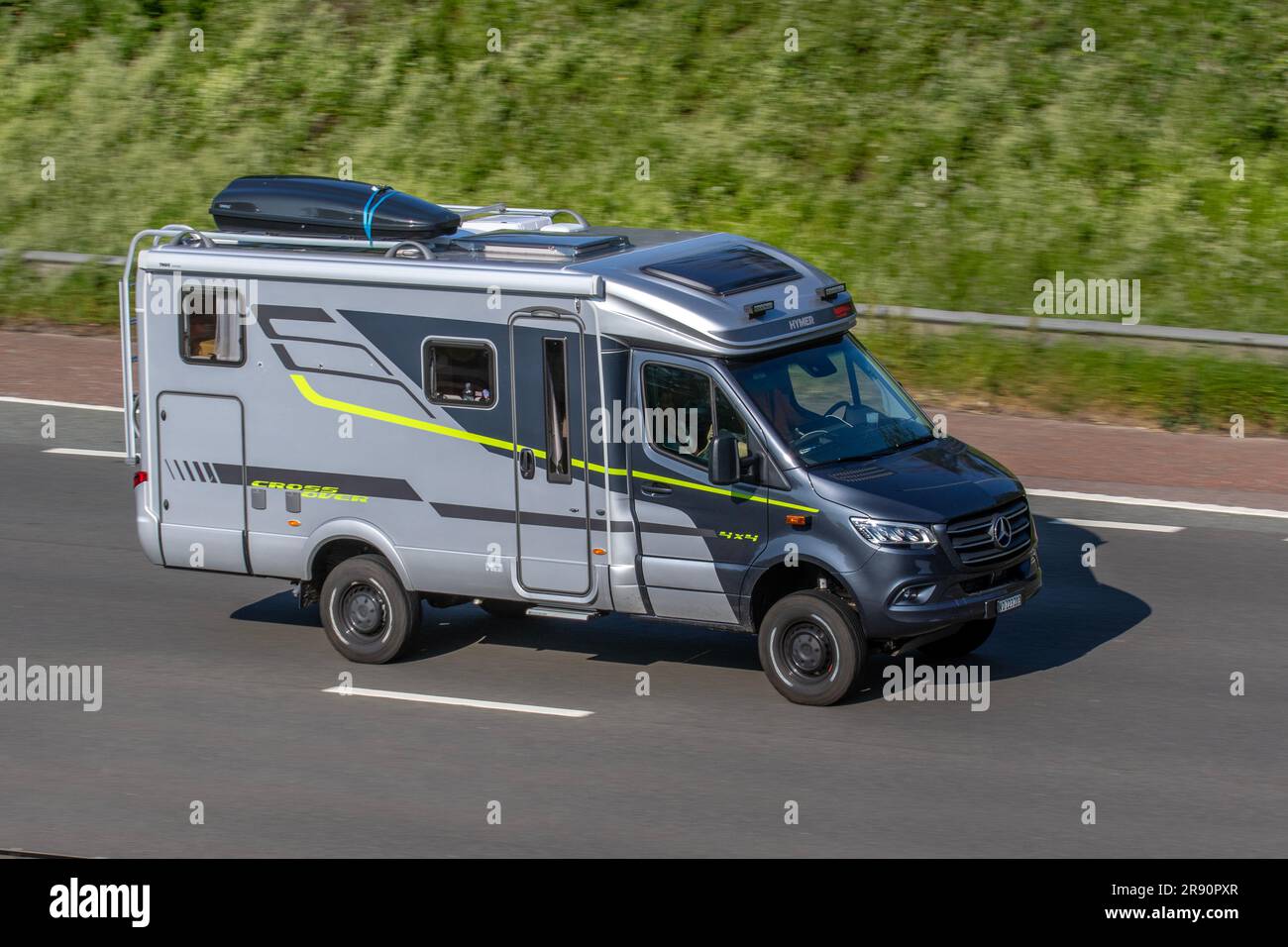 Mercedes Benz HYMER ML-T Crossover 4x4 Off-Road motorhome ; sur l'autoroute M6 dans le Grand Manchester, Royaume-Uni Banque D'Images