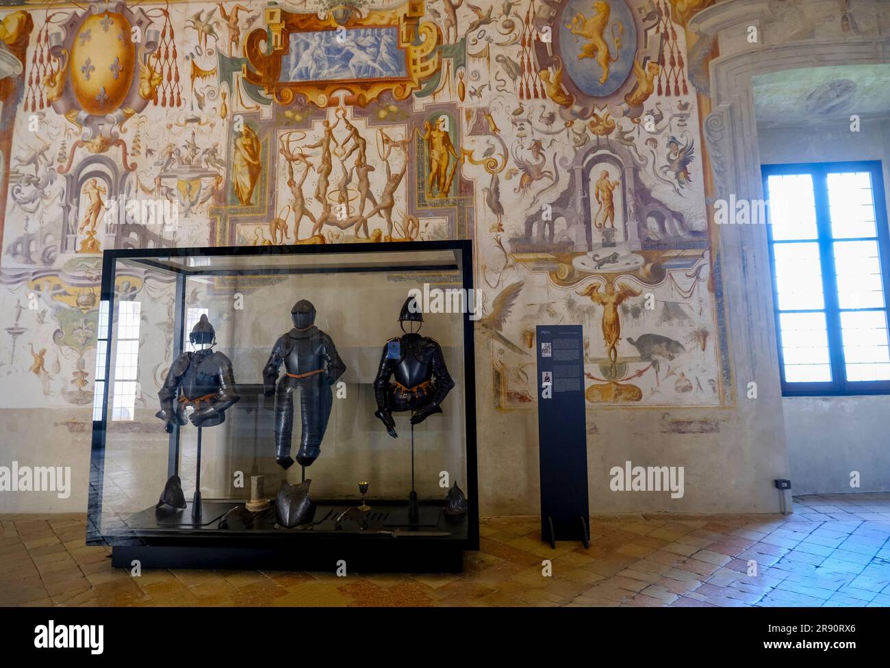 Murs peints avec l'exposition uniforme du chevalier dans les chambres du château de Torrechiara à Langhirano, Italie Banque D'Images