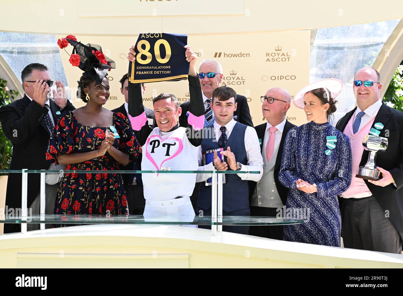 23rd juin 2023 ; Hippodrome d'Ascot, Berkshire, Angleterre : course de chevaux Royal Ascot, jour 4 ; course 1 ; les piquets d'Albany ; Porta Fortuna monté par l'Dettori entraîné par Donnacha O'Brien remporte la course, Frankie Dettori se voit remettre un prix spécial pour avoir remporté 80 courses au crédit Royal Ascot : Images de sports action plus/Alamy Live News Banque D'Images